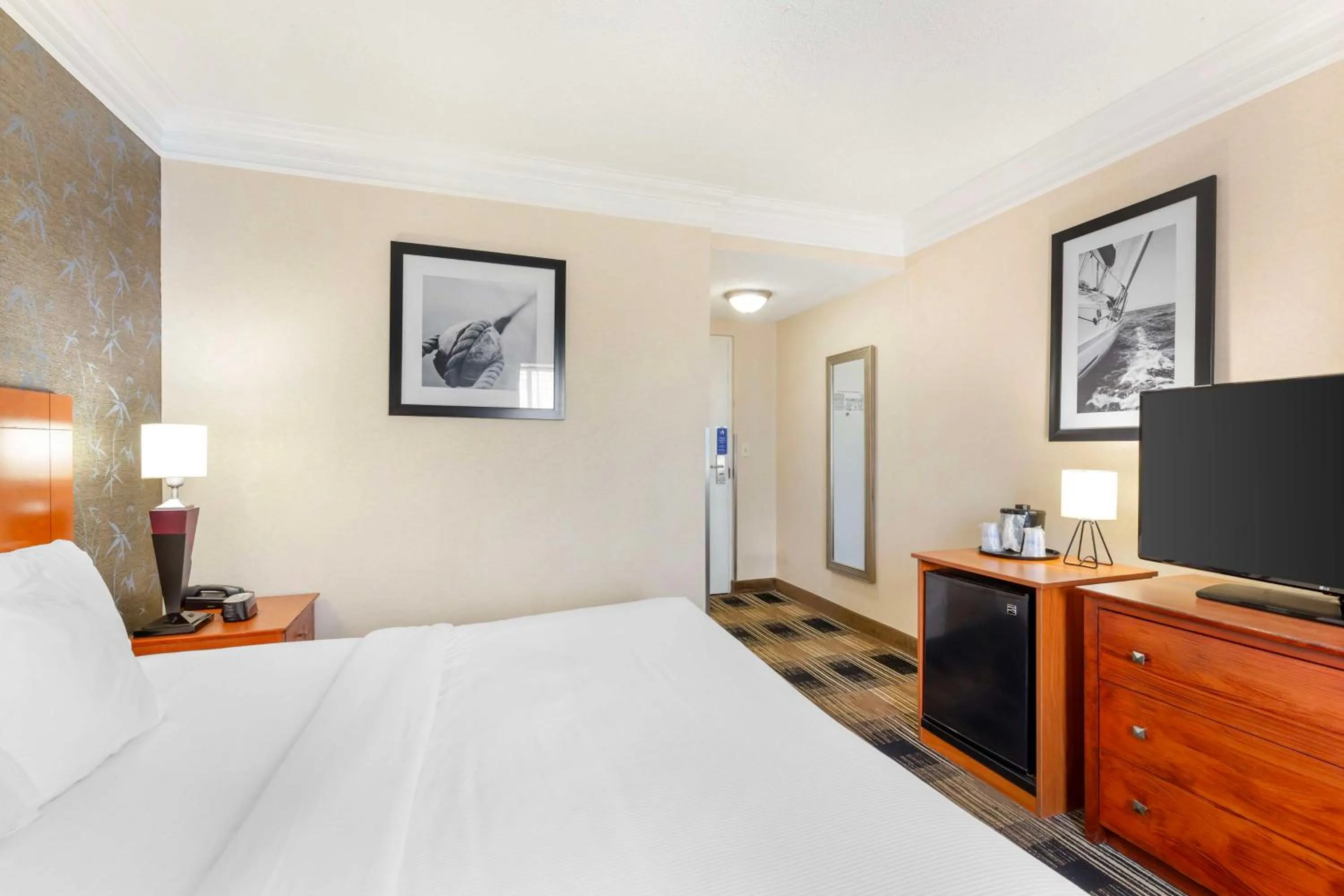 Bedroom, Bed in Best Western Inn at the Rochester Airport