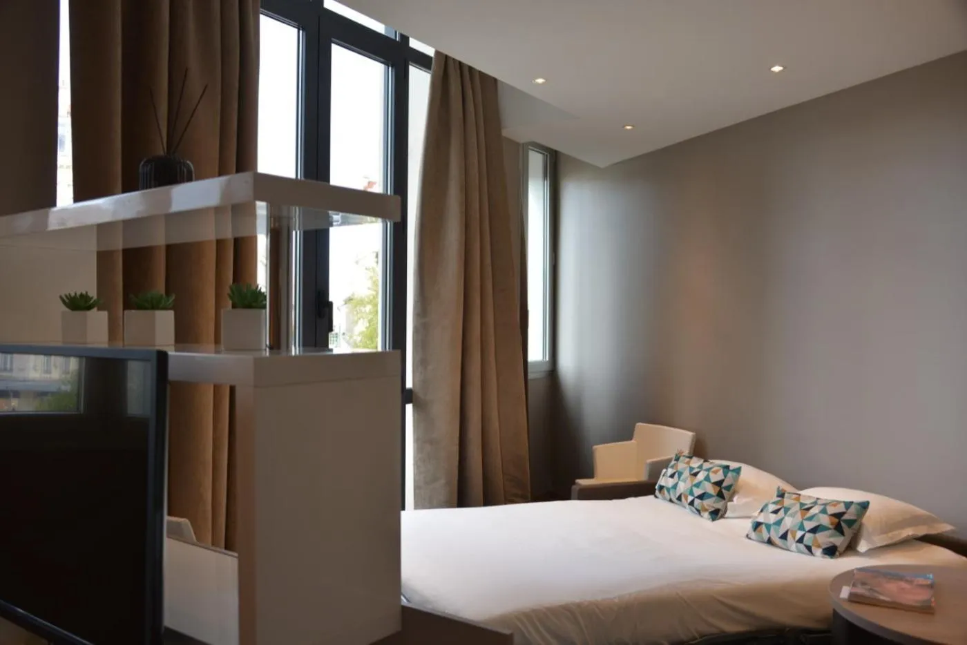 Bed in Hotel De France