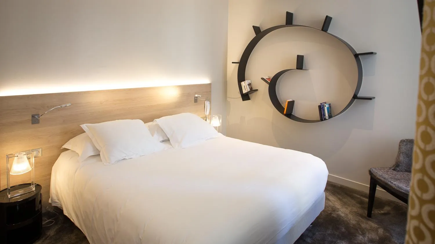 Photo of the whole room, Bed in Hotel De France