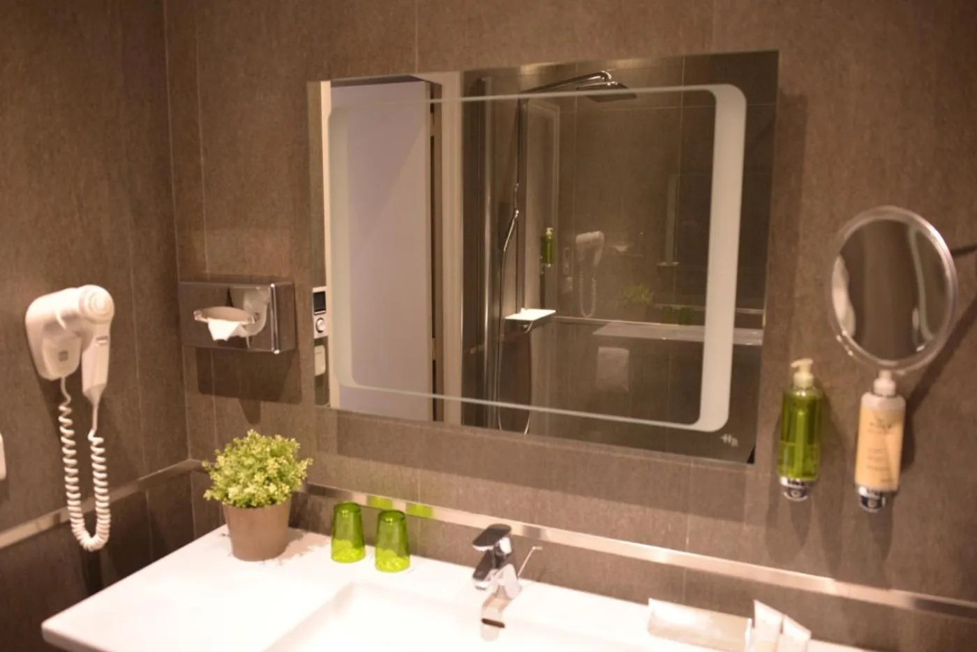 Bathroom in Hotel De France