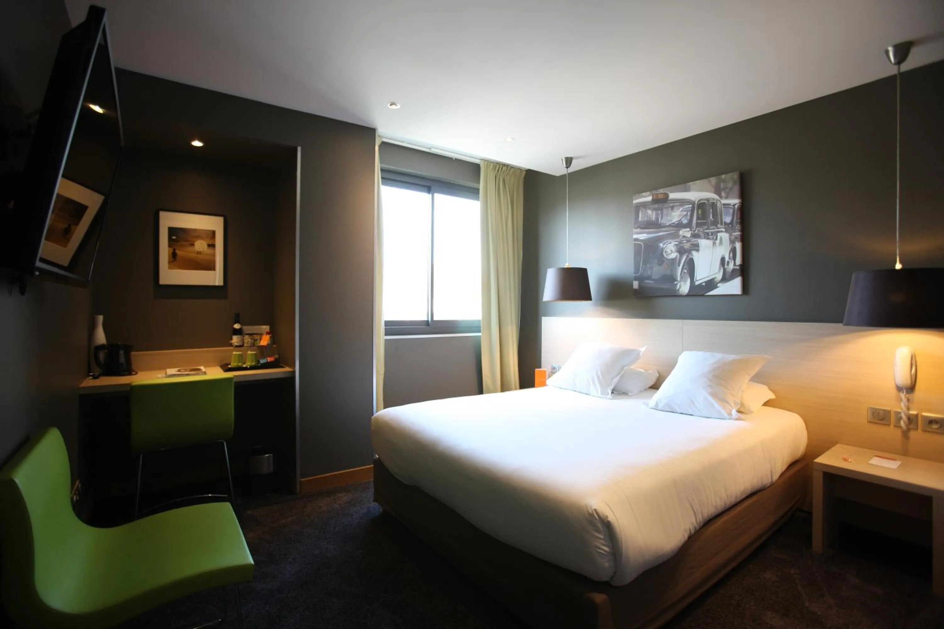 Photo of the whole room, Bed in Hotel De France