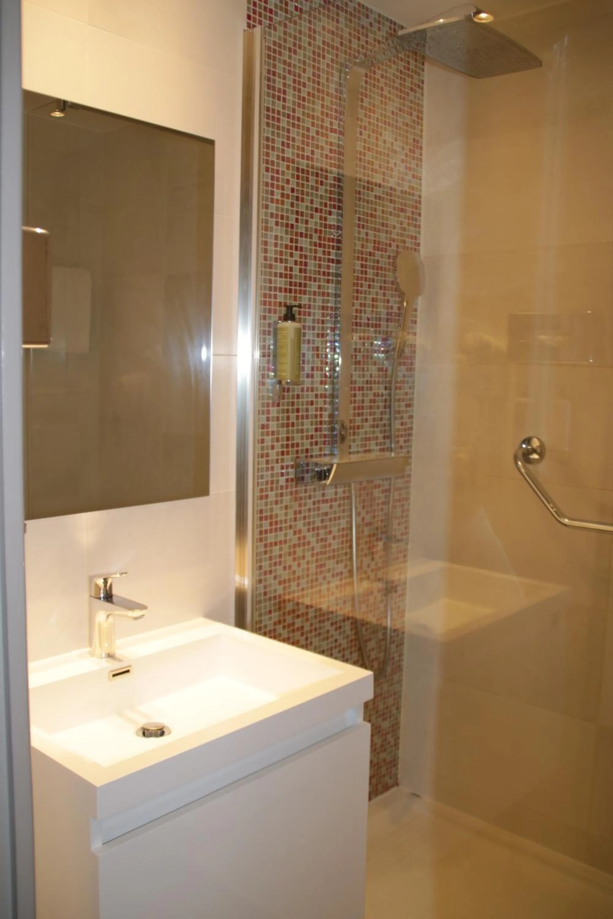 Bathroom in Hotel De France