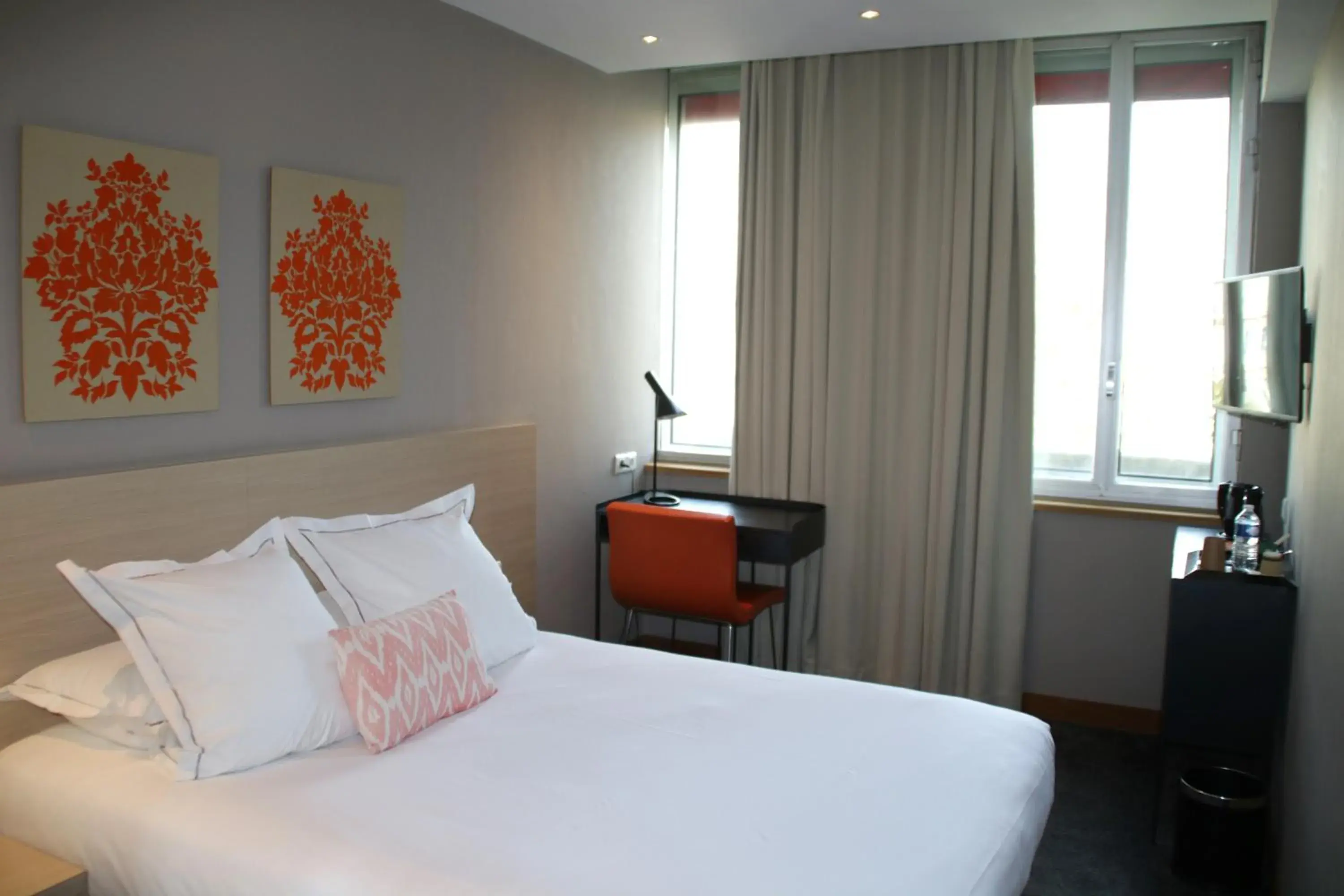 Bedroom, Bed in Hotel De France Bedroom, Bed in Hotel De France