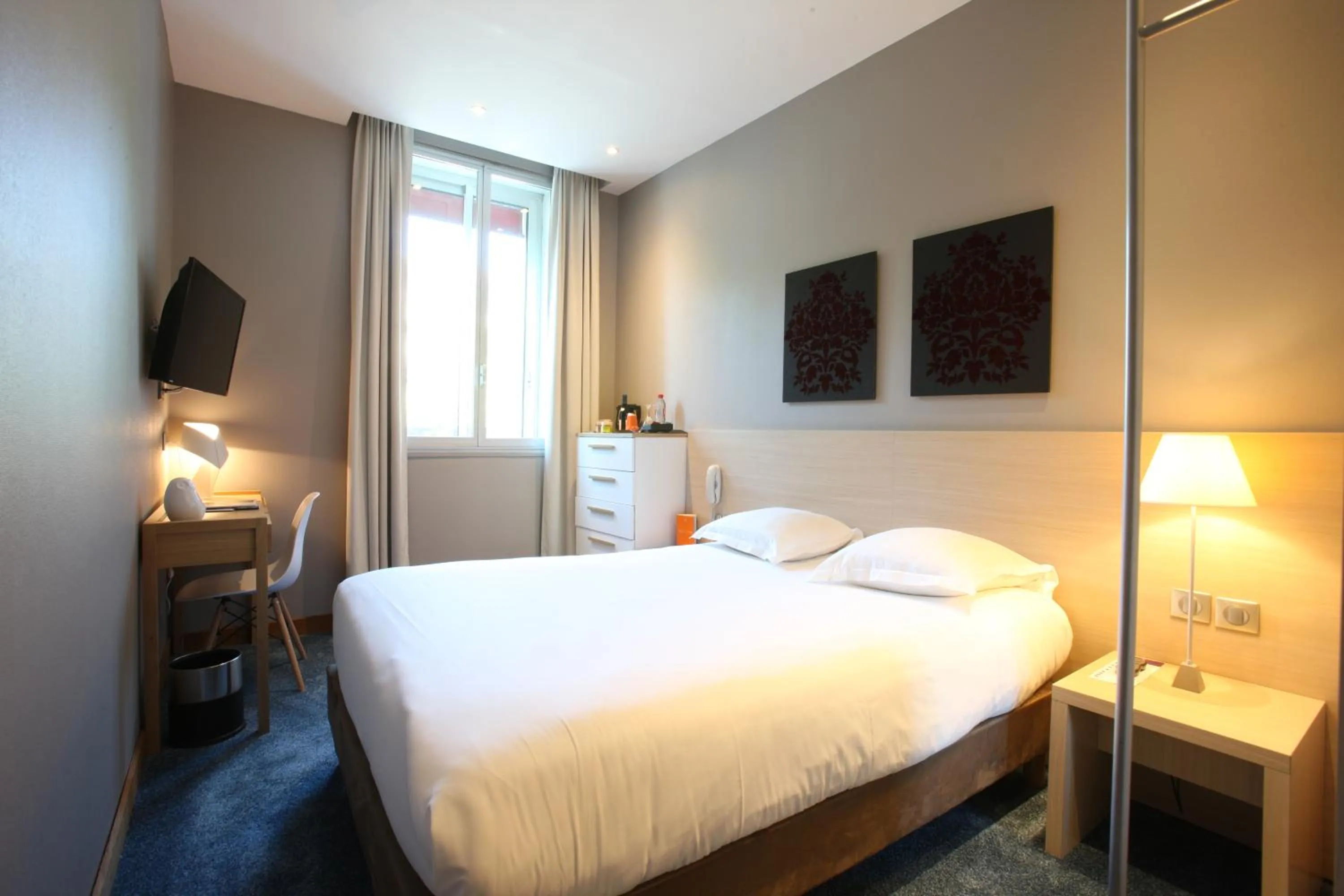 Bedroom, Bed in Hotel De France