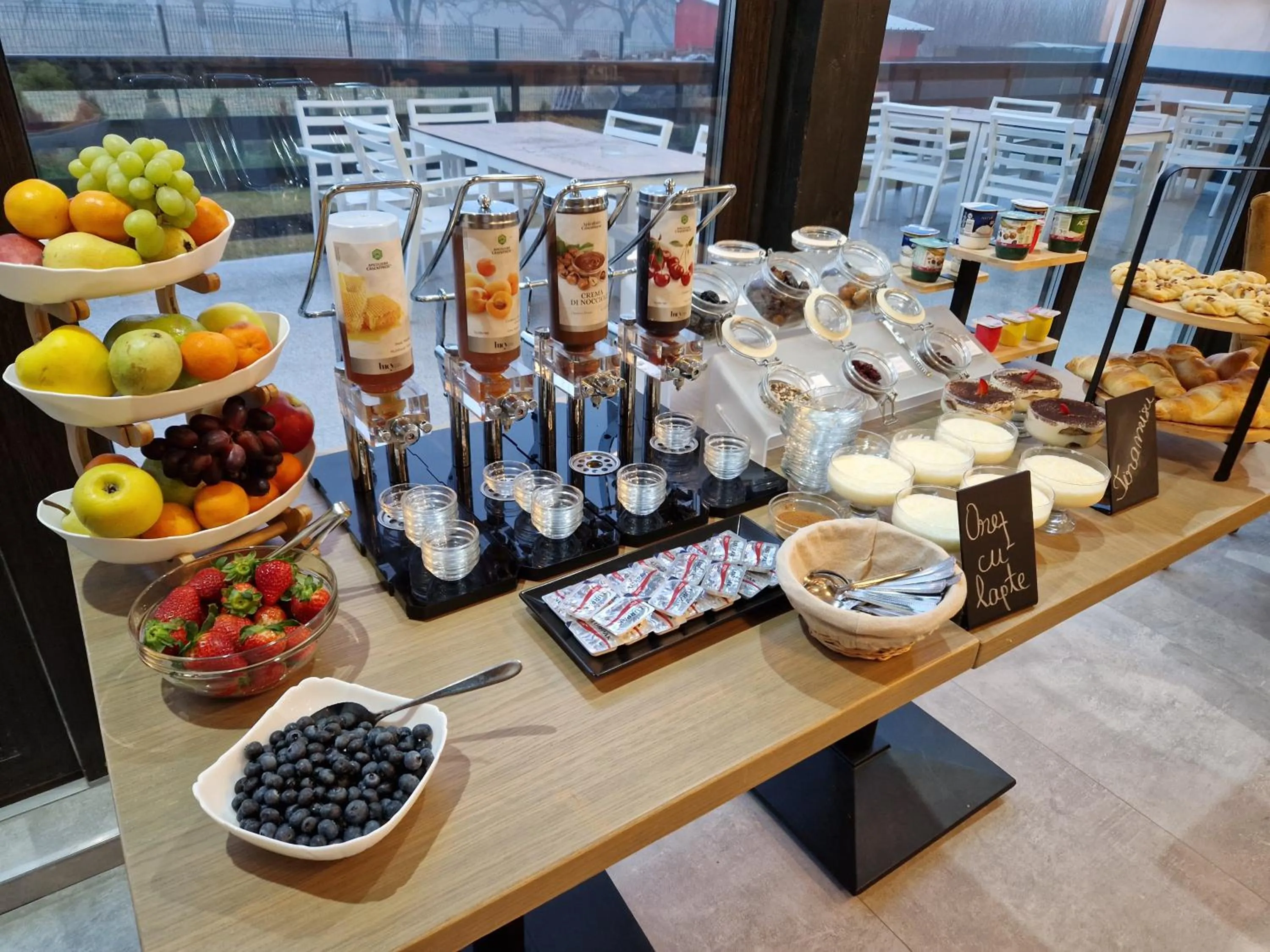 Buffet breakfast in New Wolf