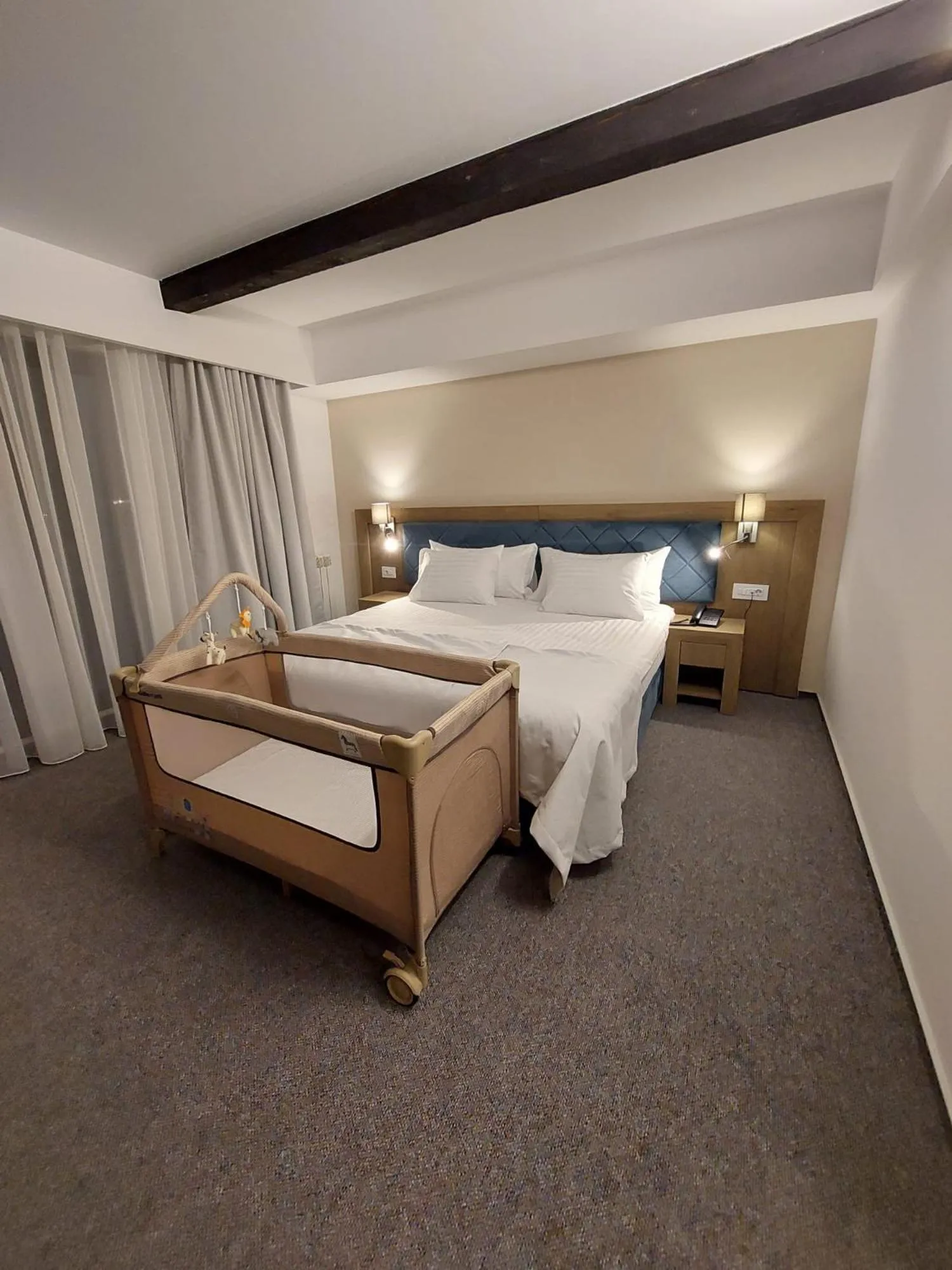 Photo of the whole room, Bed in New Wolf