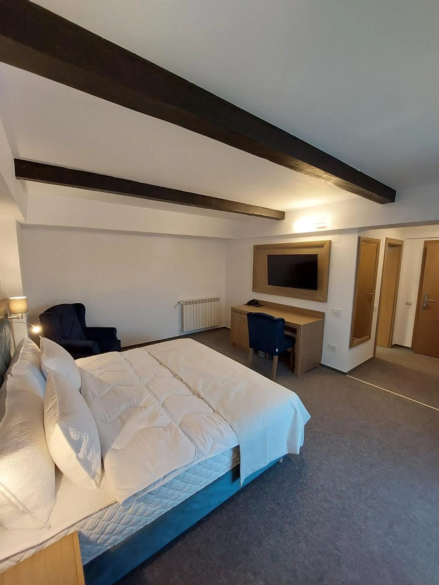 Photo of the whole room, Bed in New Wolf