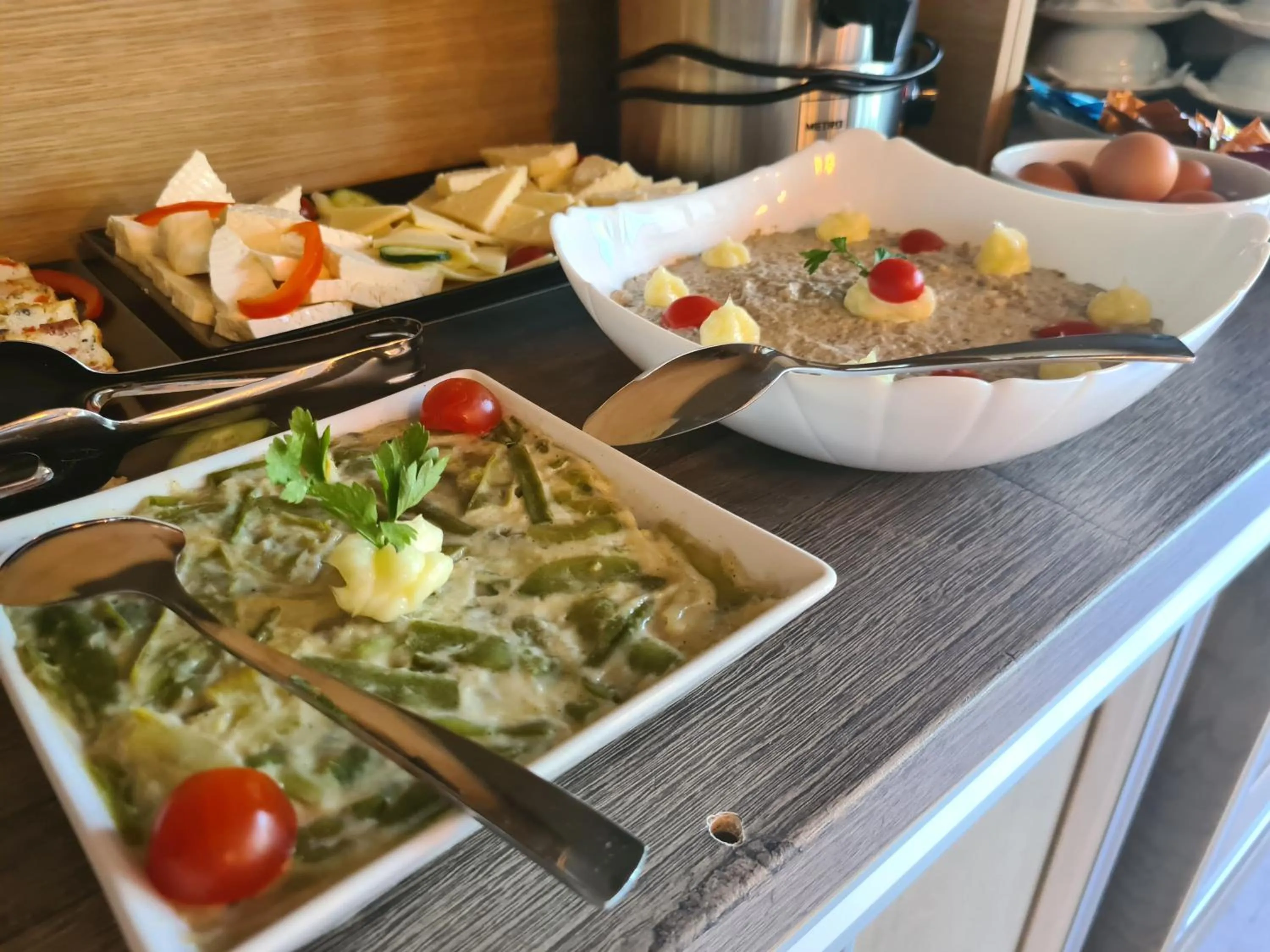 Buffet breakfast in New Wolf