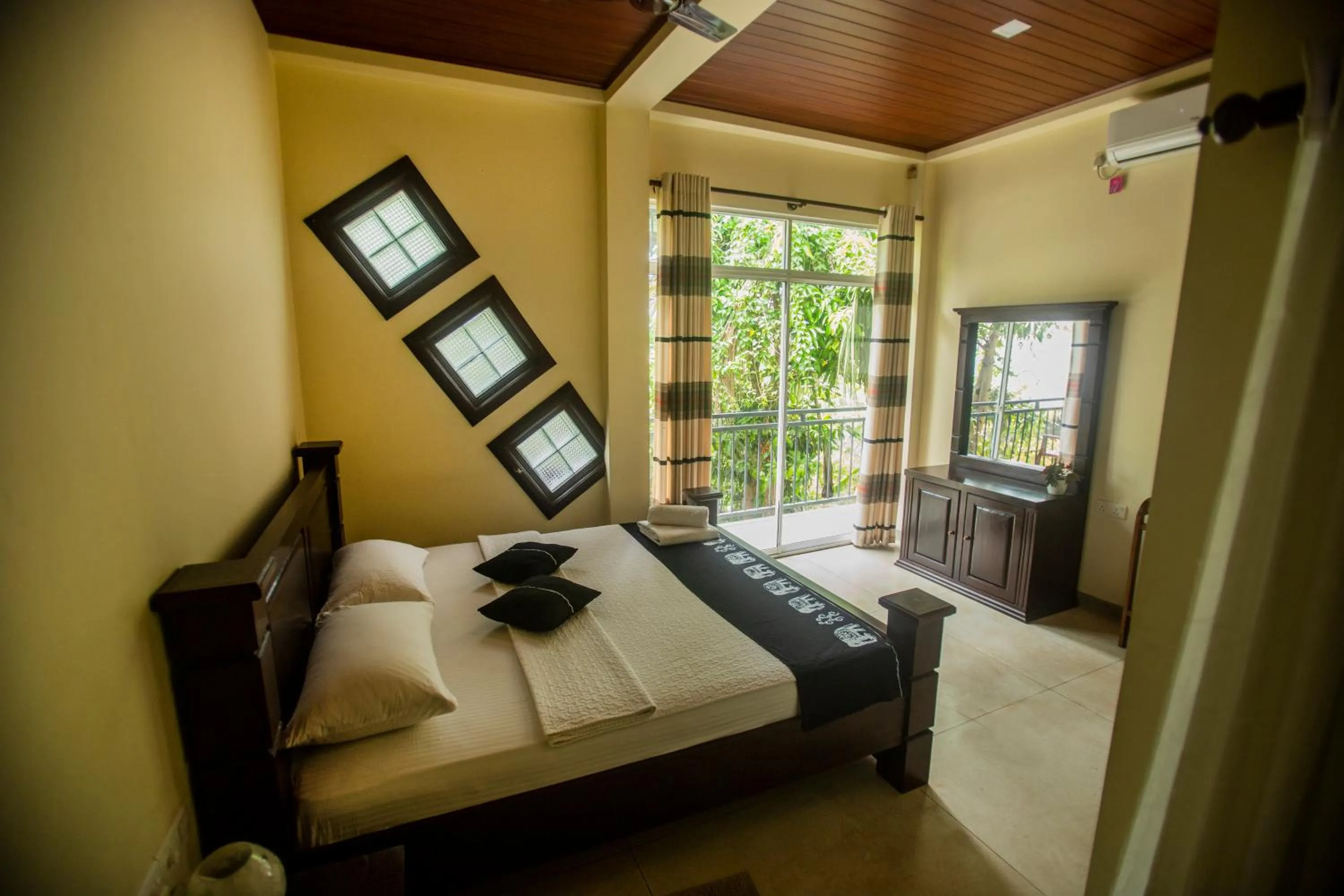 Bed in Evergreen Hotel Dambulla