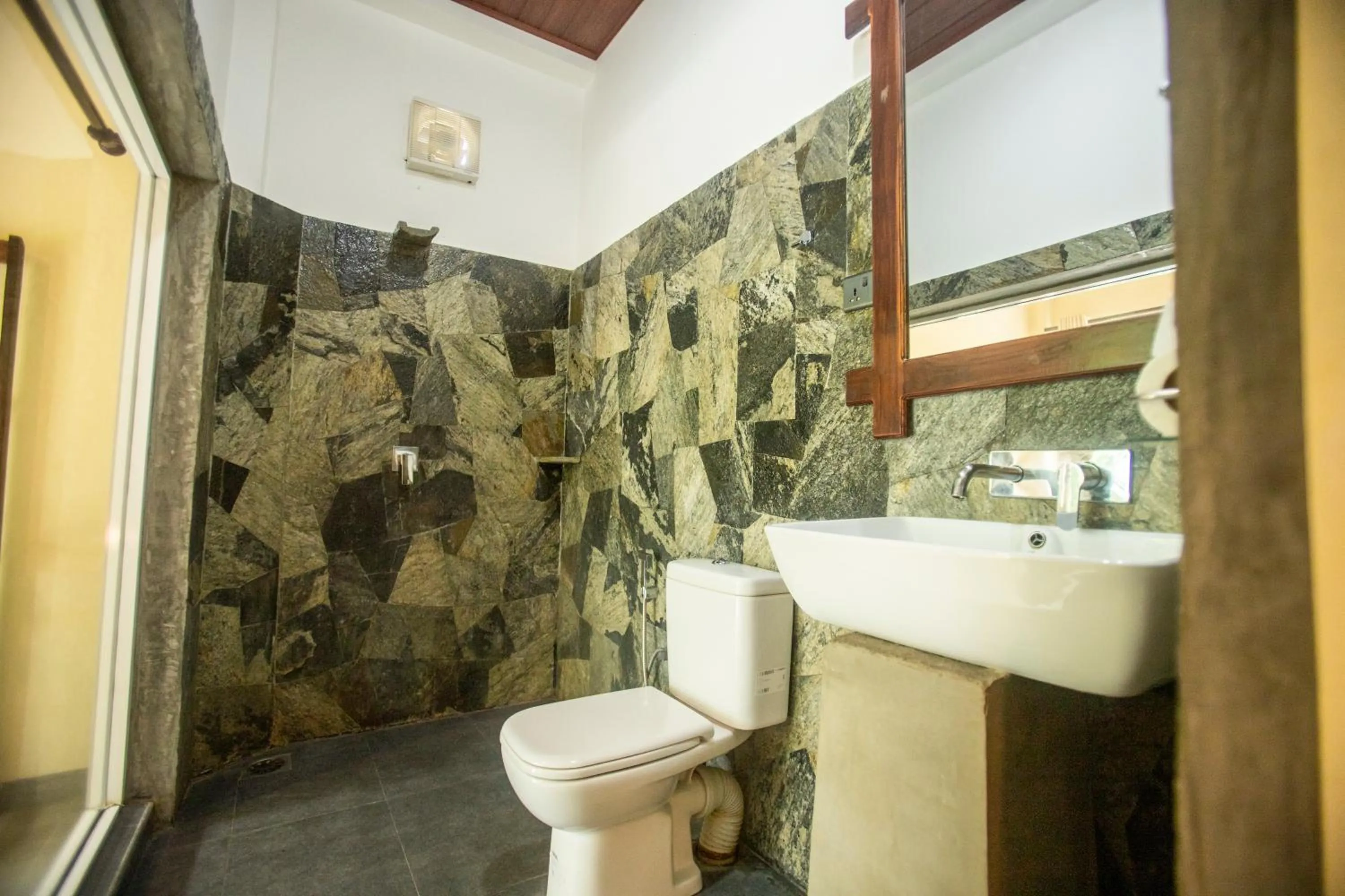 Toilet in Evergreen Hotel Dambulla