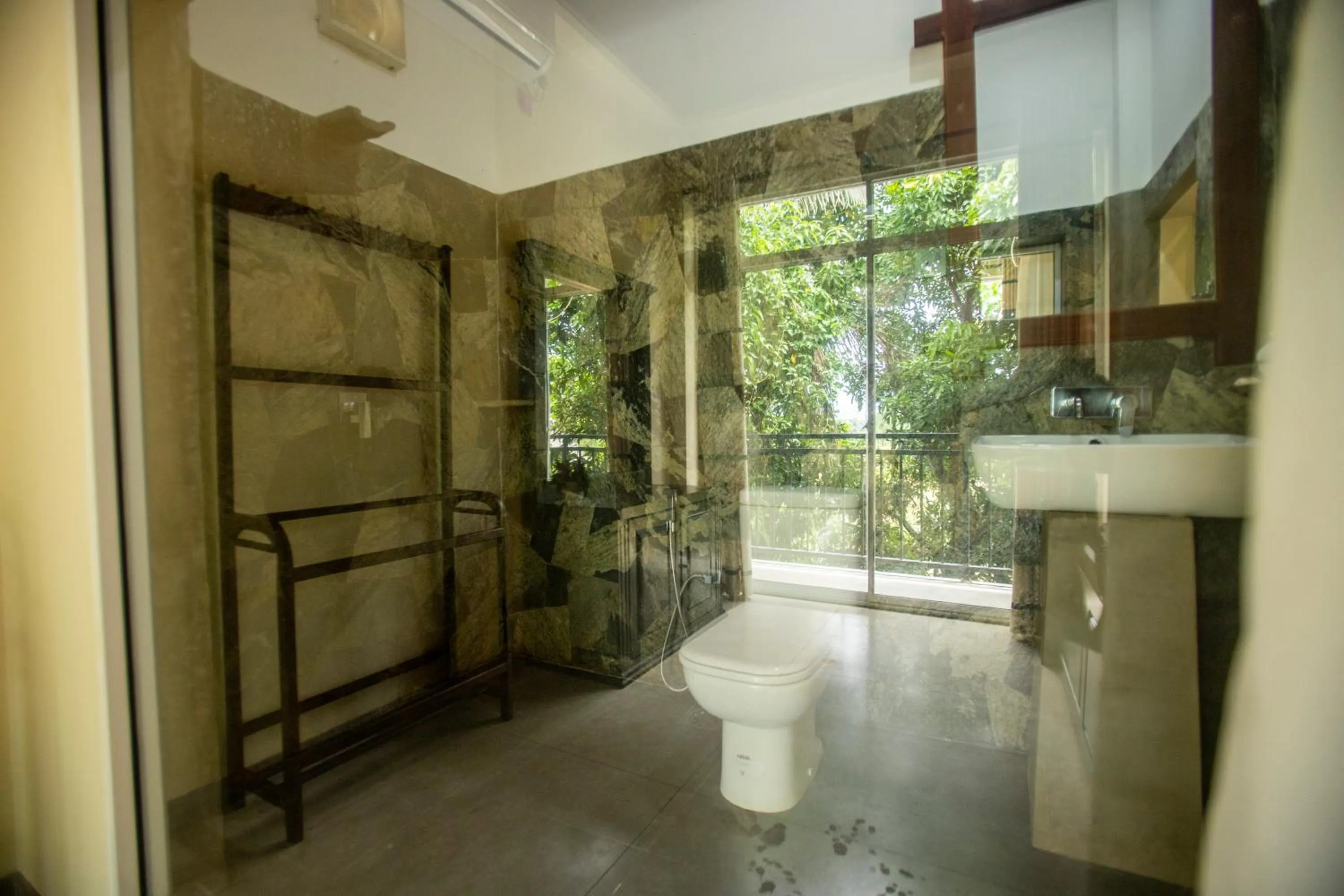 Shower in Evergreen Hotel Dambulla