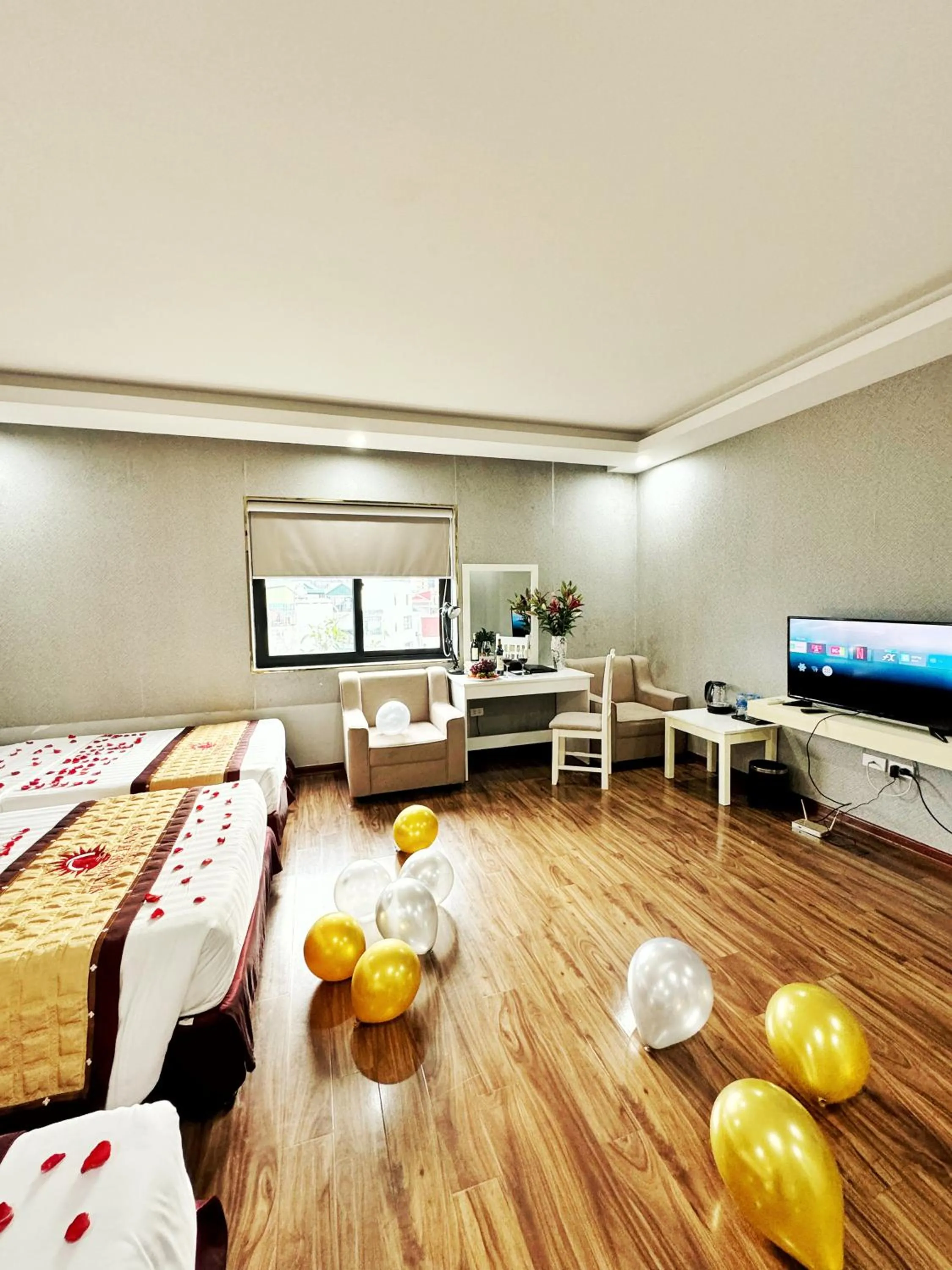 Photo of the whole room, Bed in Sunrise Hanoi Hotel