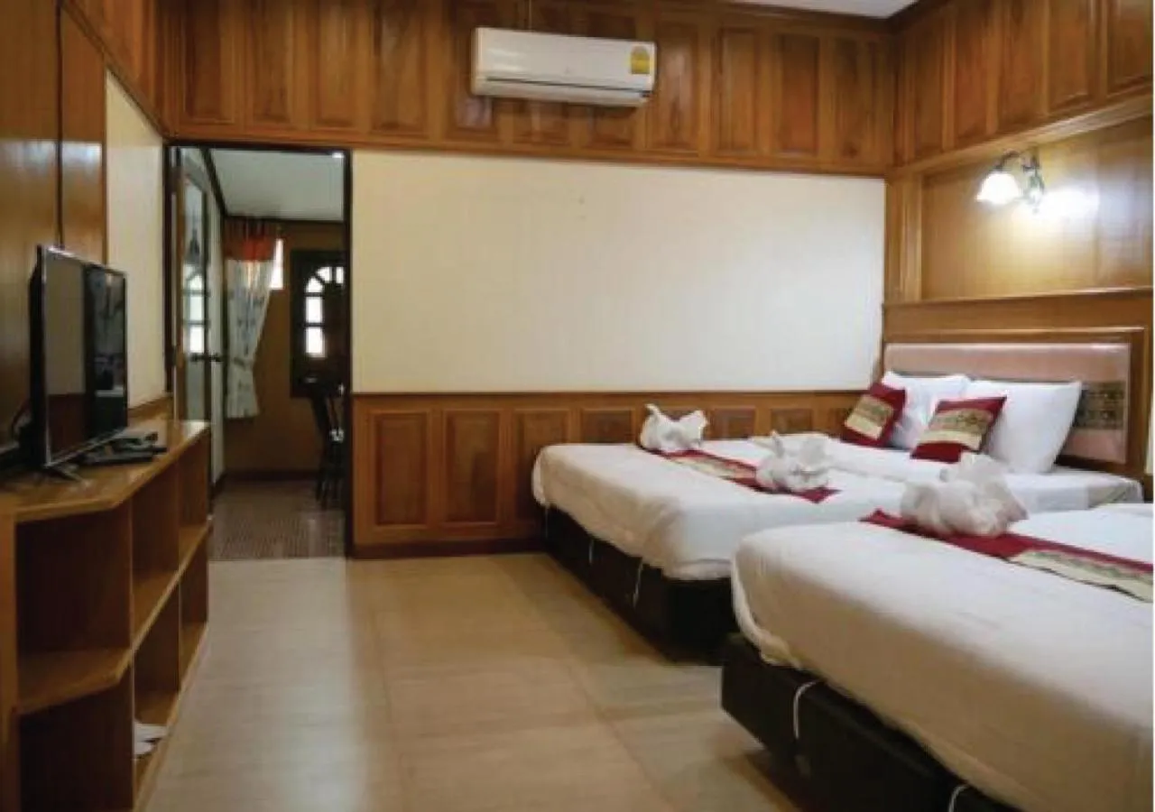 Communal lounge/ TV room, Bed in Sisatchanalai Heritage Resort