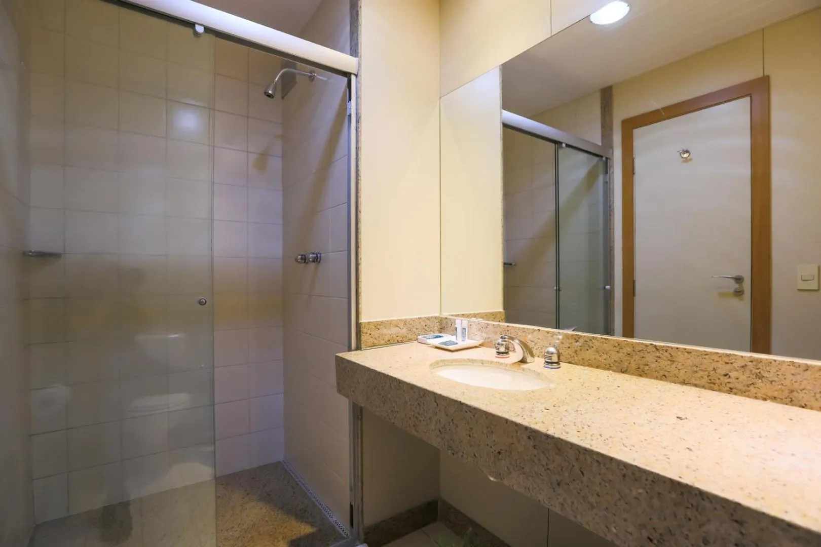 Toilet in Nobile Suítes Uberlândia