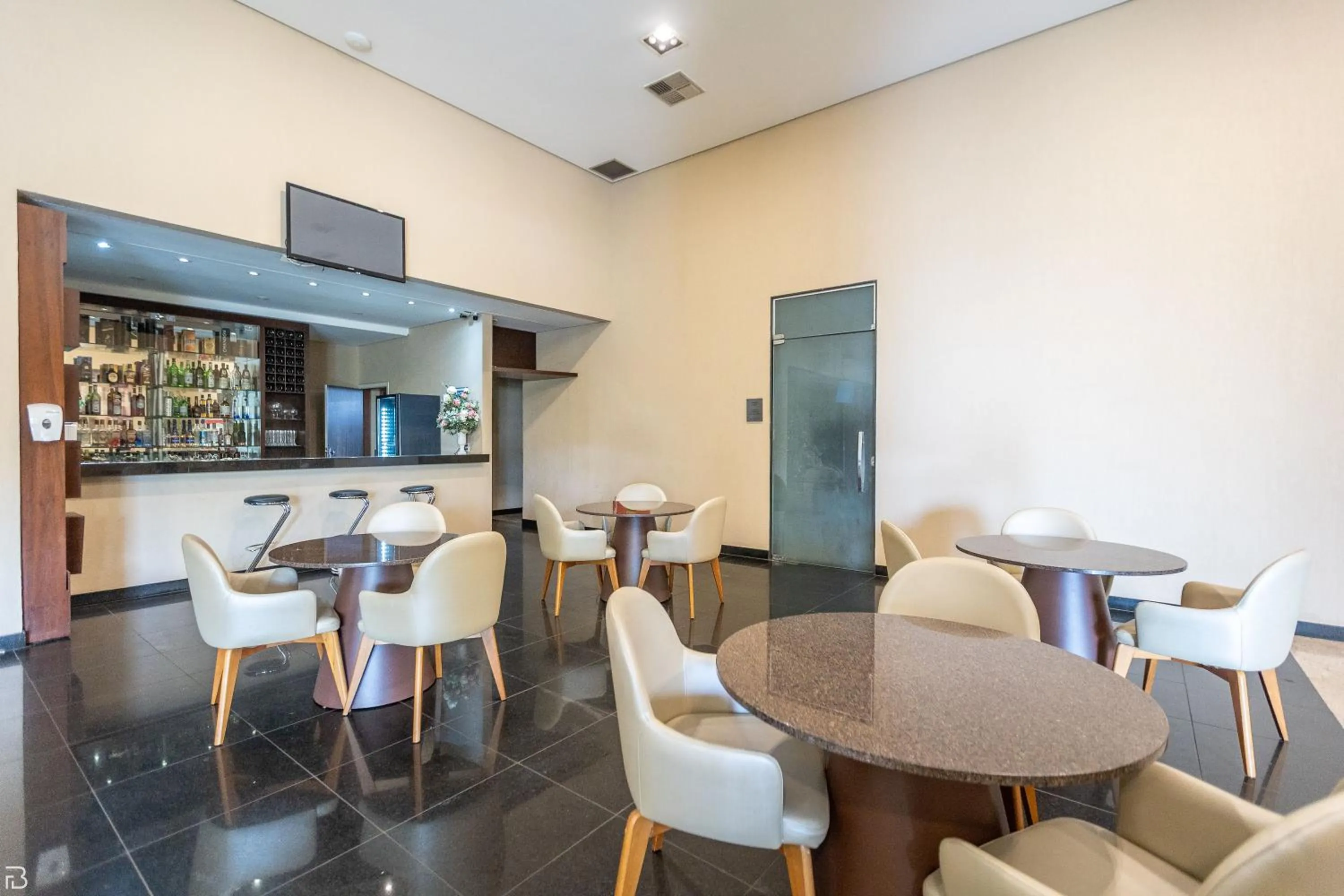 Restaurant/places to eat in Nobile Suítes Uberlândia