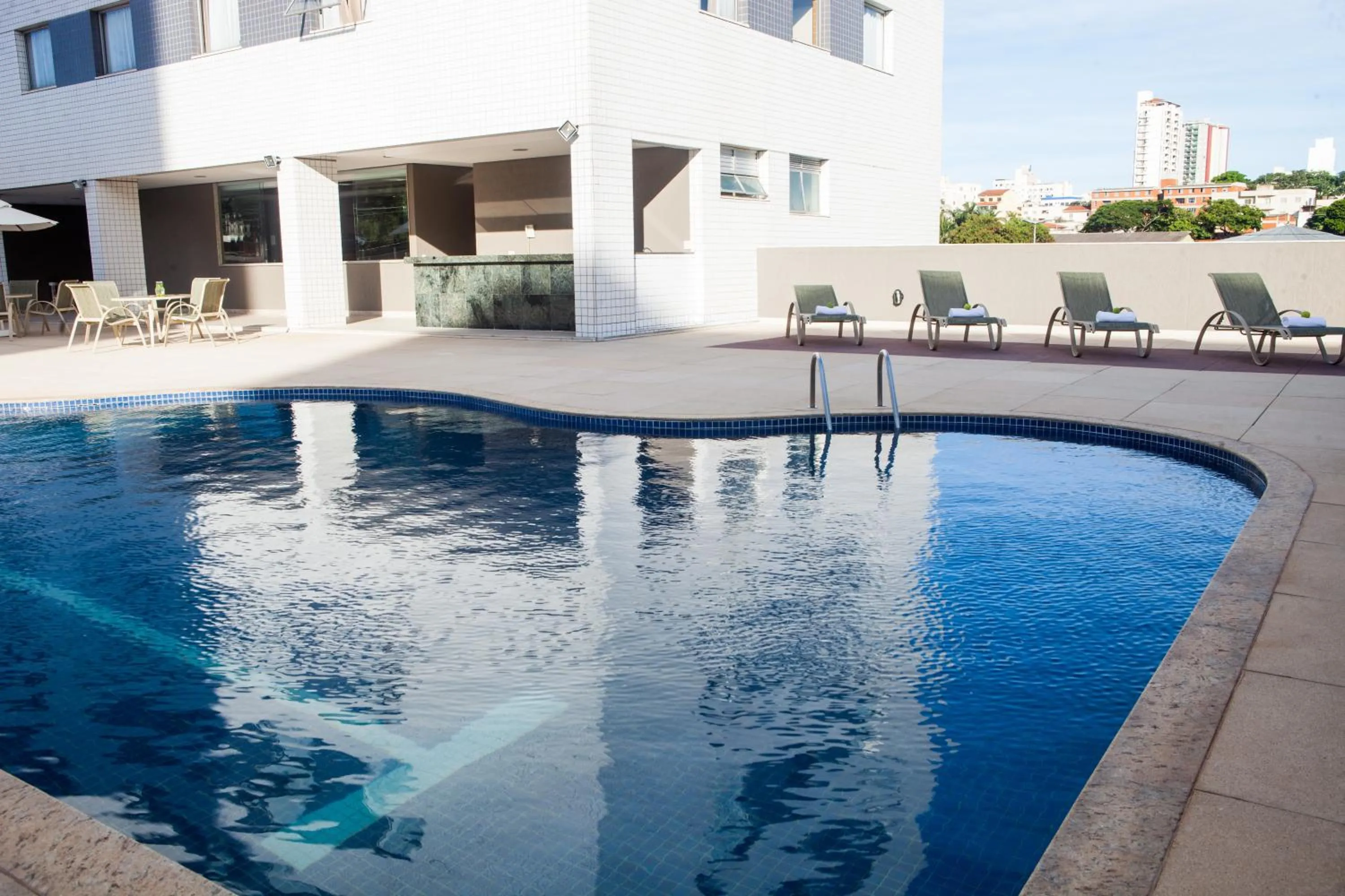 Swimming pool in Nobile Suítes Uberlândia