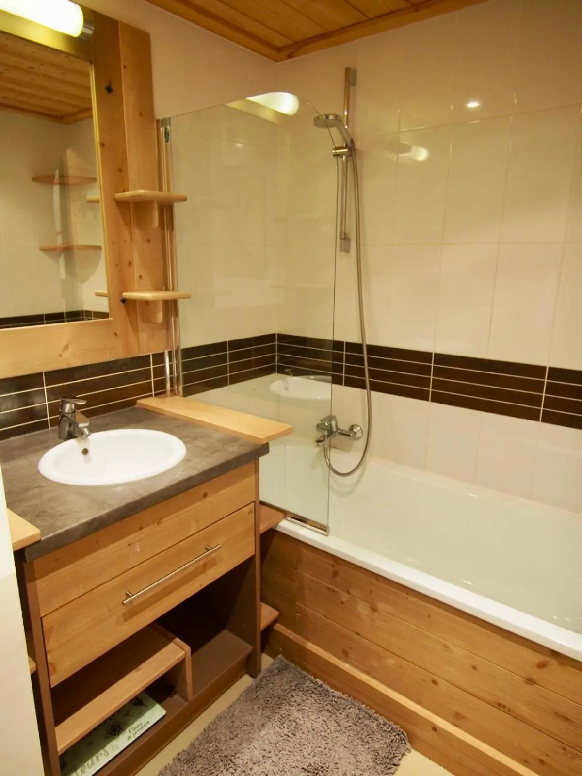 Shower in RisoulSki Antarès - Piscine et Sauna