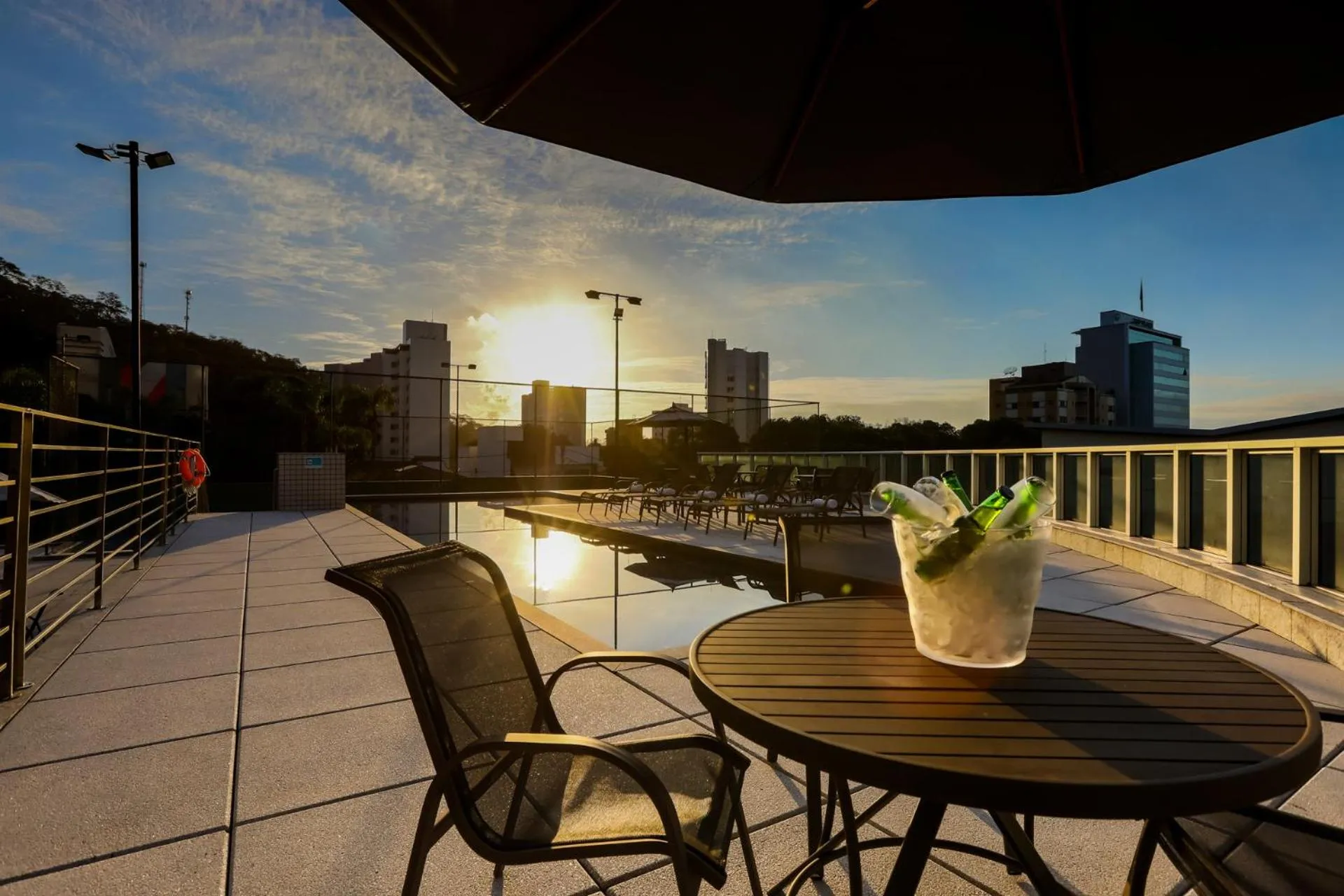 Swimming pool in San Diego Suites Ipatinga