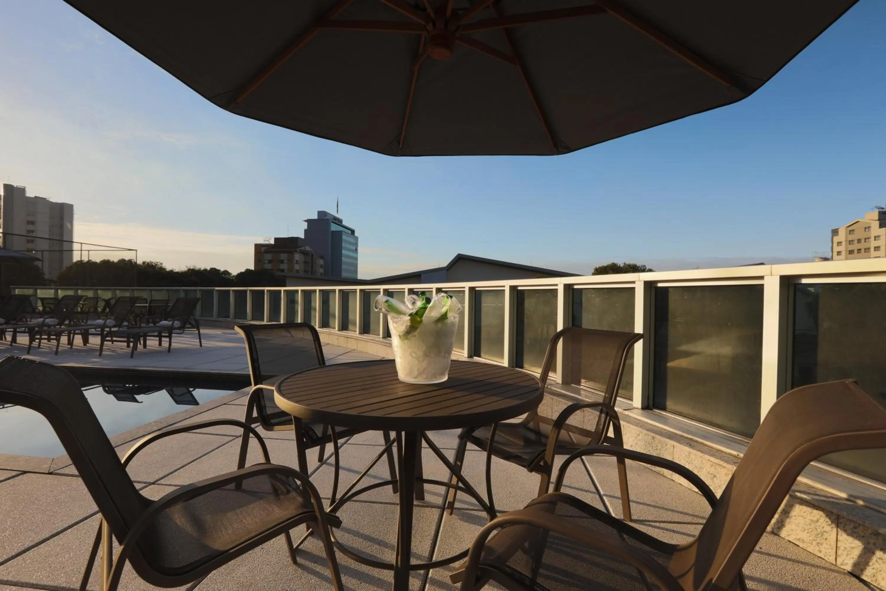 Swimming pool in San Diego Suites Ipatinga