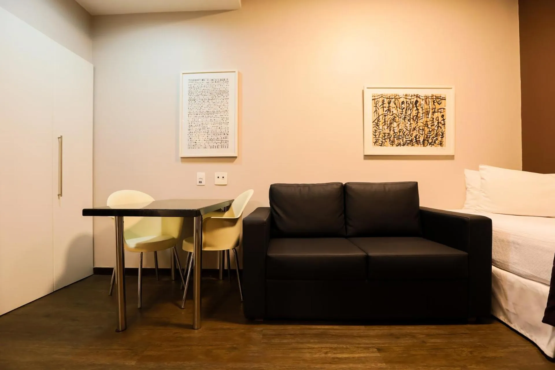 Seating area, Bed in San Diego Suites Ipatinga