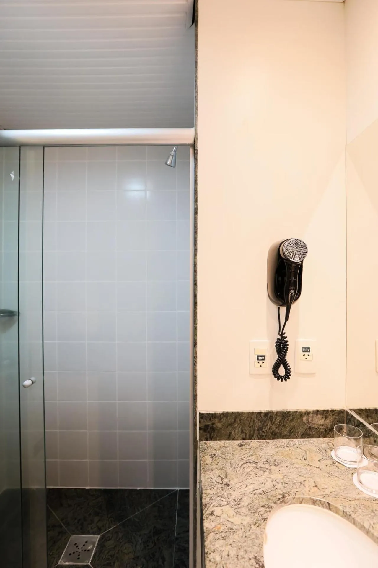 Bathroom in San Diego Suites Ipatinga