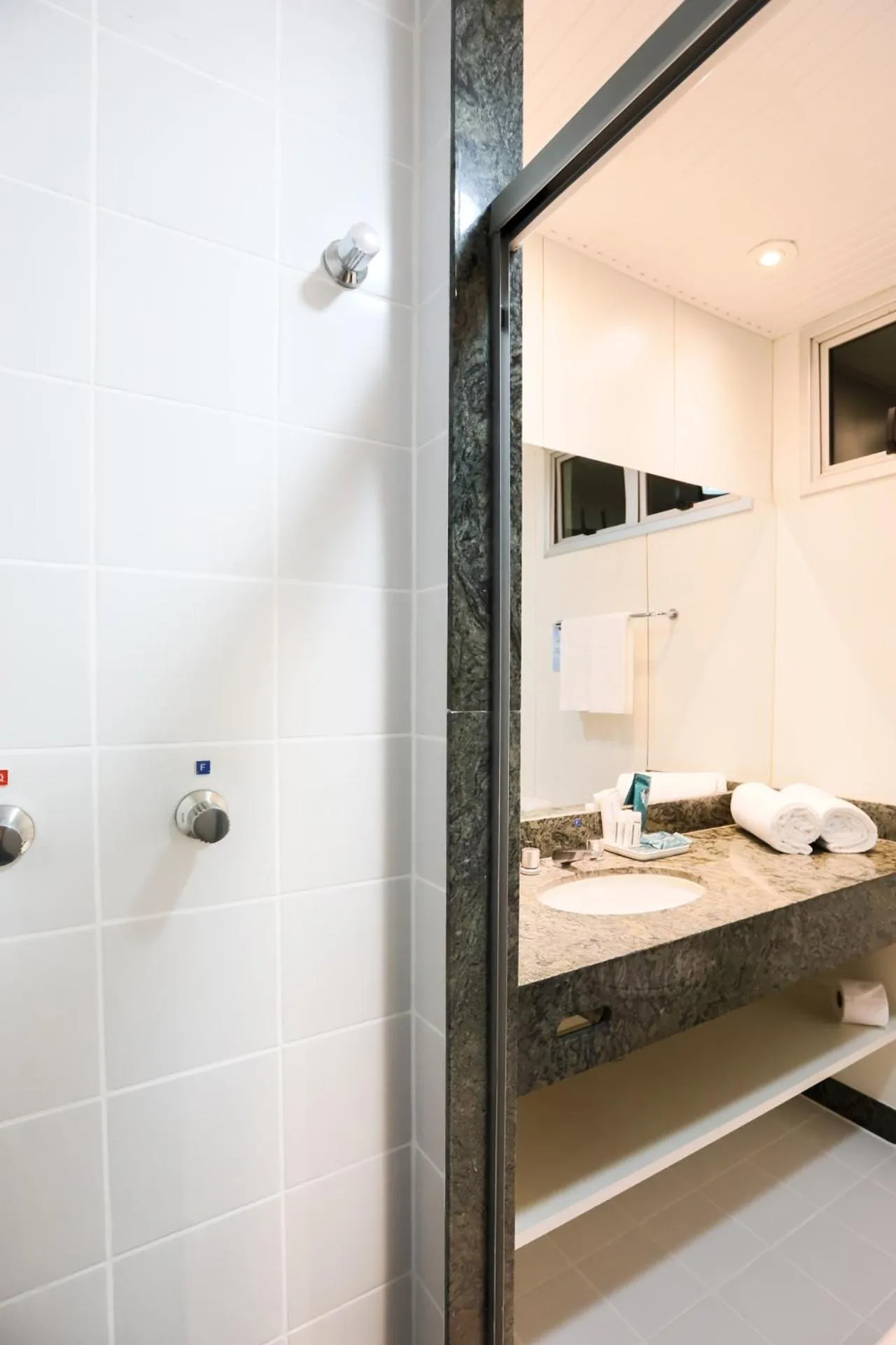 Shower in San Diego Suites Ipatinga