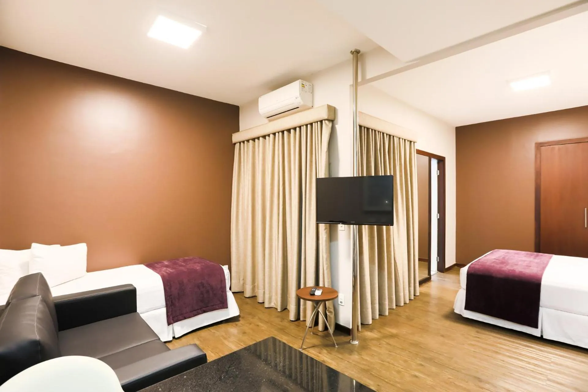 Living room, Bed in San Diego Suites Ipatinga