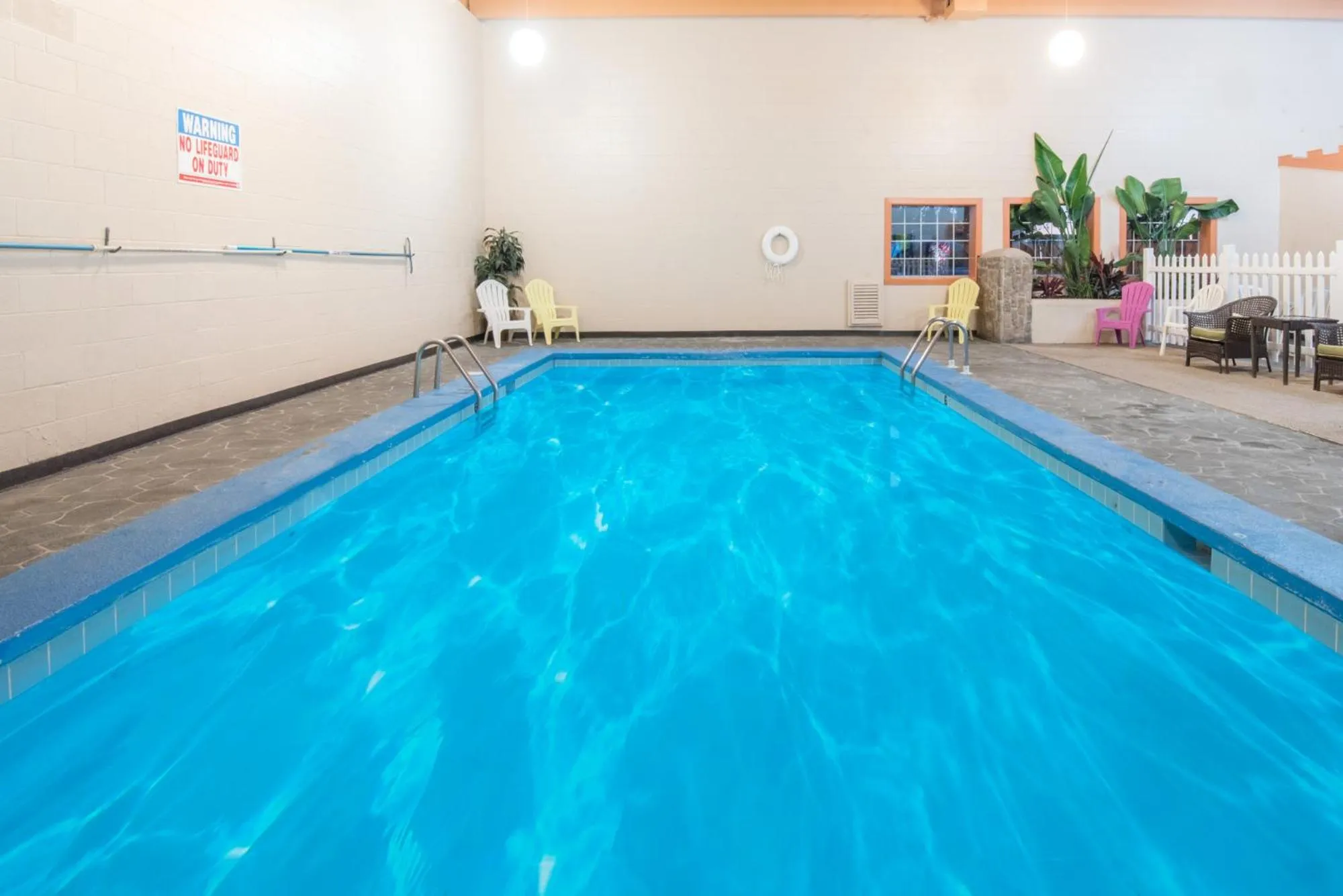 Swimming pool in Knights Inn and Suites - Grand Forks
