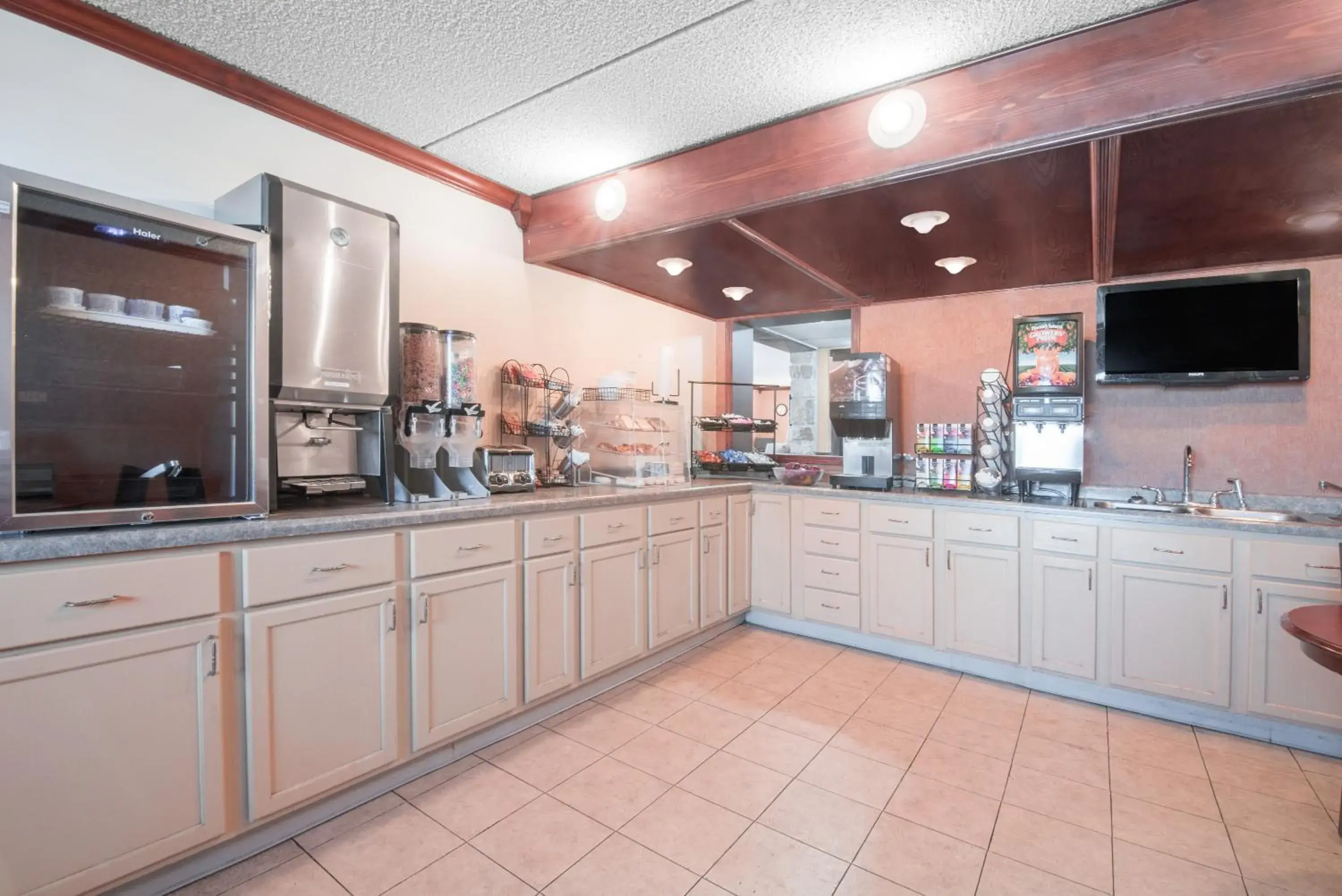 Breakfast in Knights Inn and Suites - Grand Forks Breakfast in Knights Inn and Suites - Grand Forks