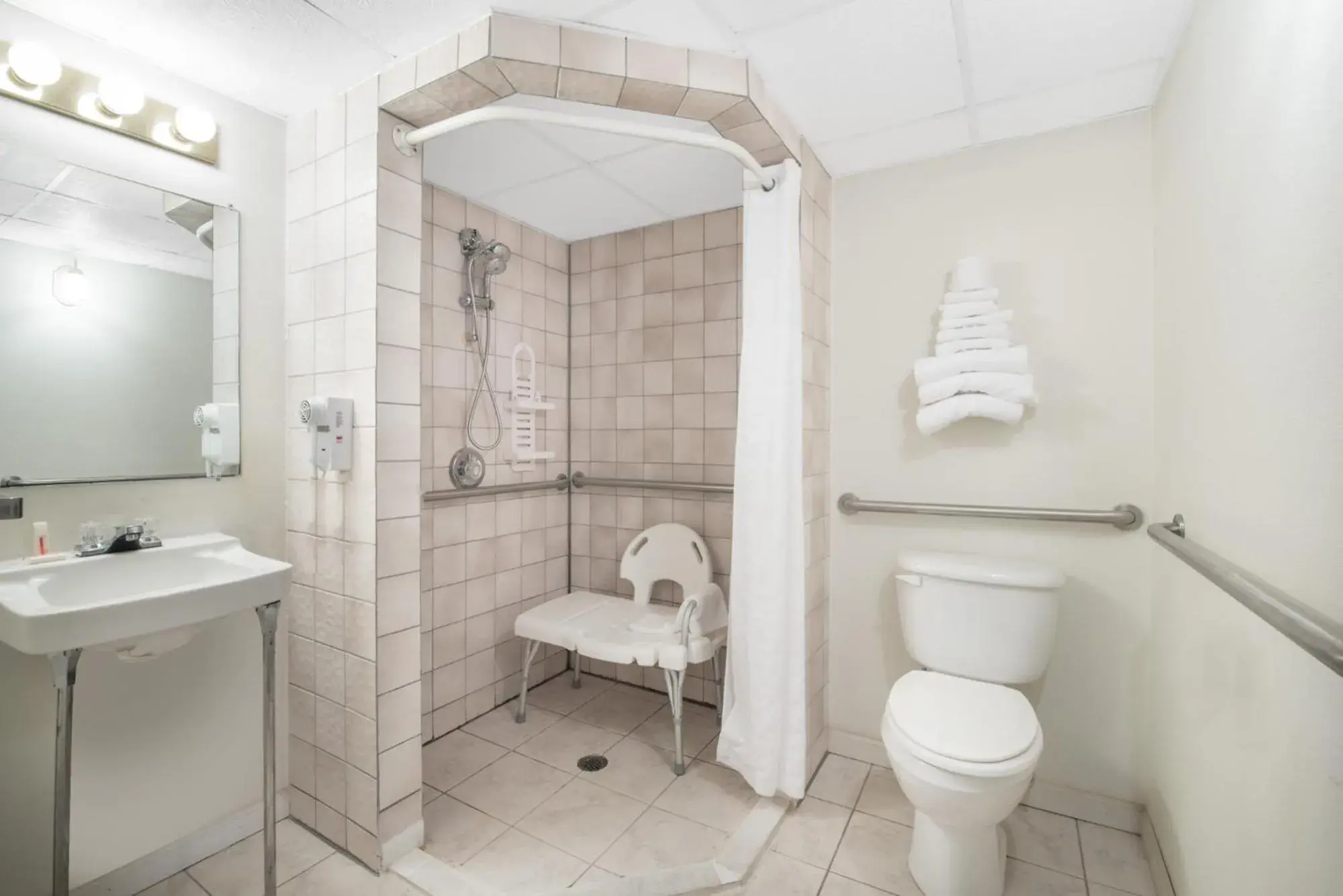 Queen Room - Disability Access in Knights Inn and Suites - Grand Forks Queen Room - Disability Access in Knights Inn and Suites - Grand Forks