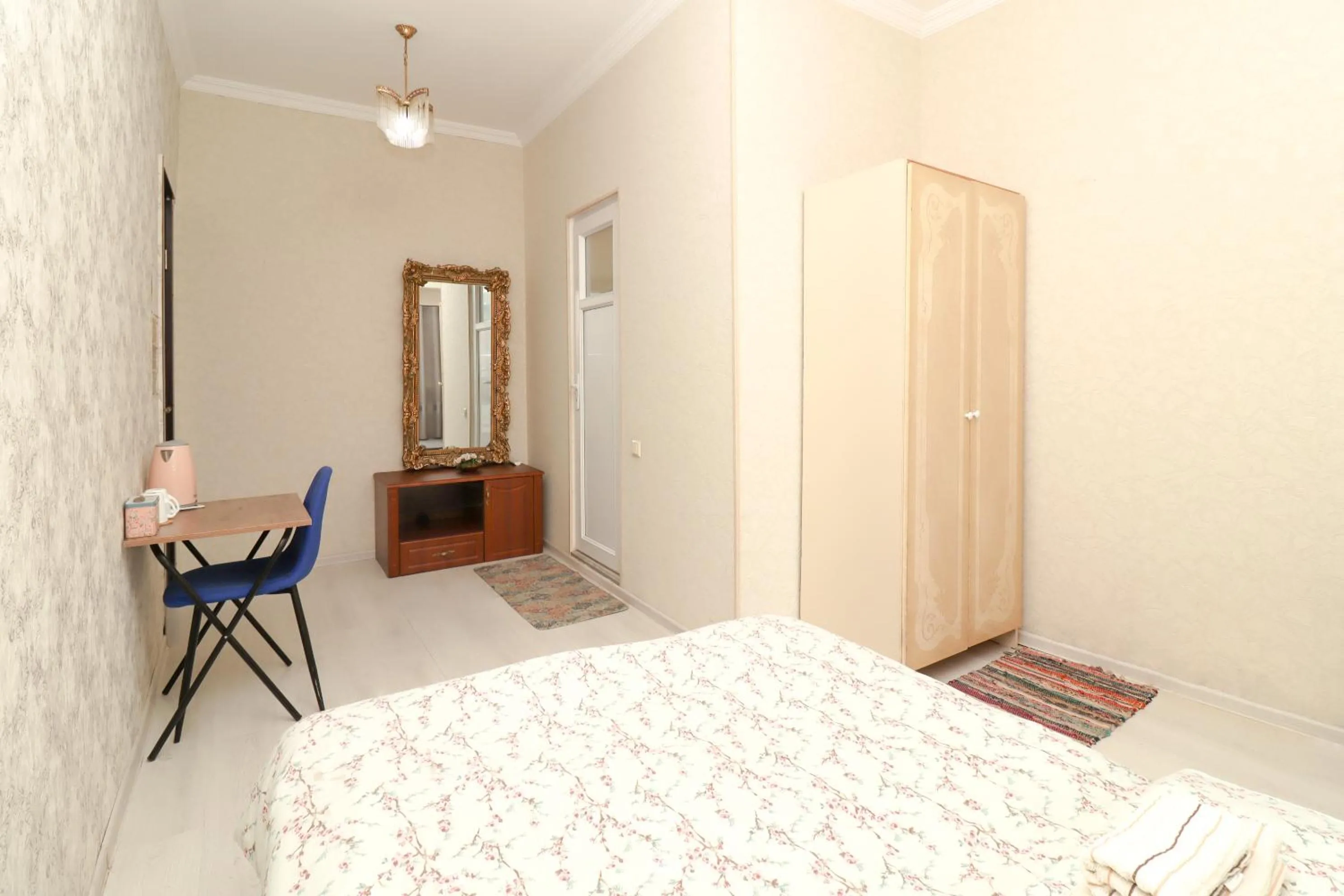 Bedroom, Bed in Leon Rooms