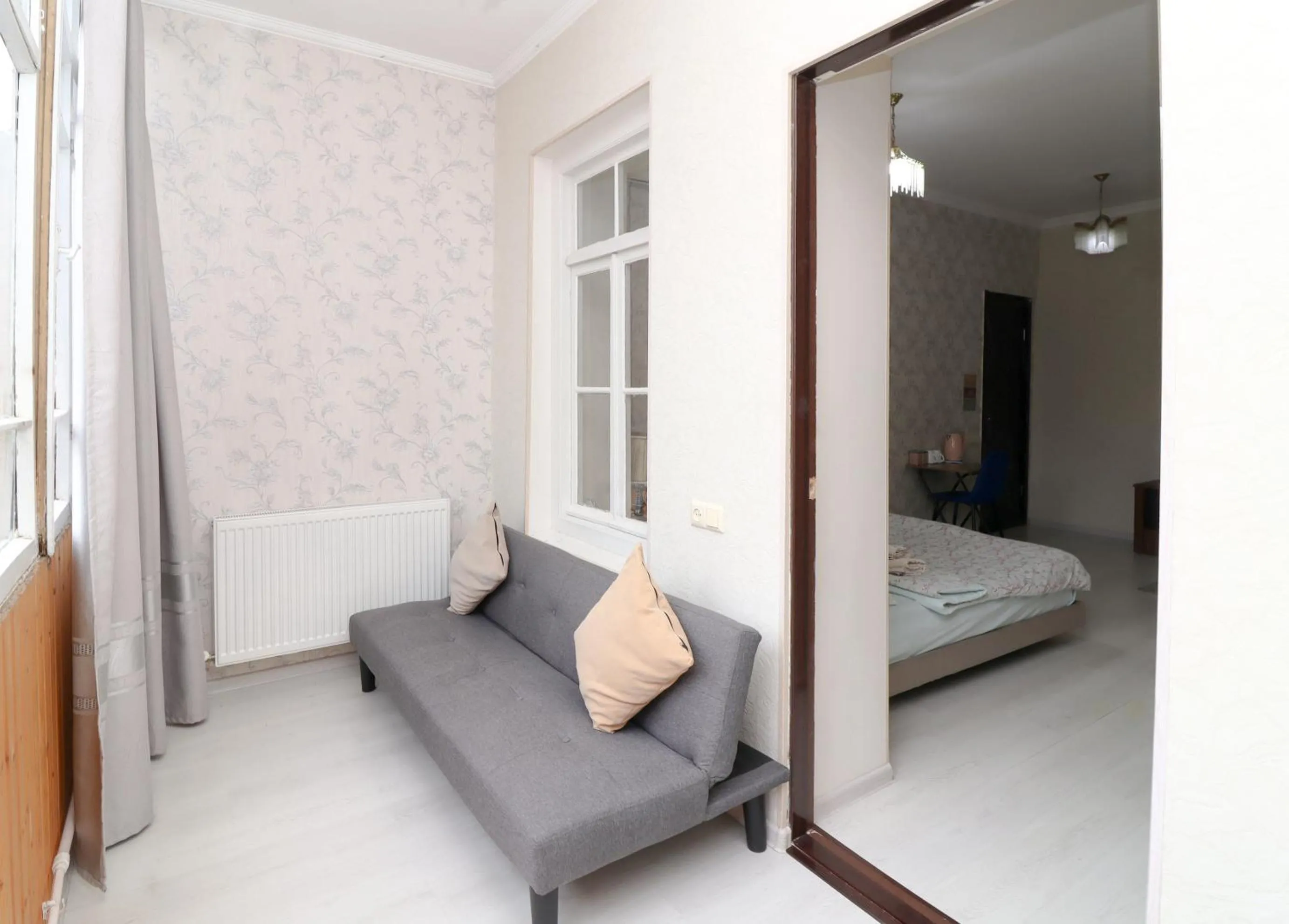 Seating area, Bed in Leon Rooms