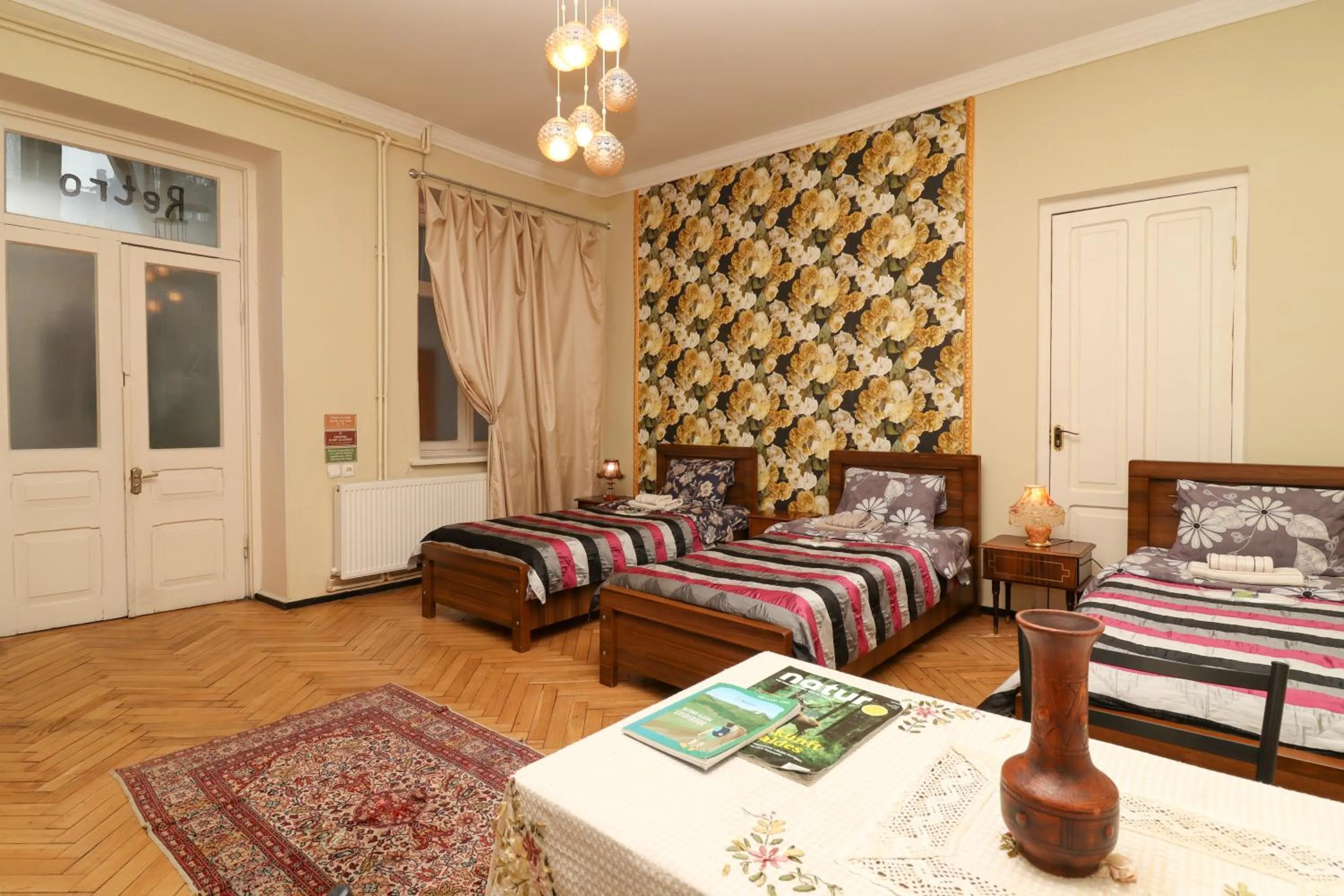 Bedroom, Bed in Leon Rooms