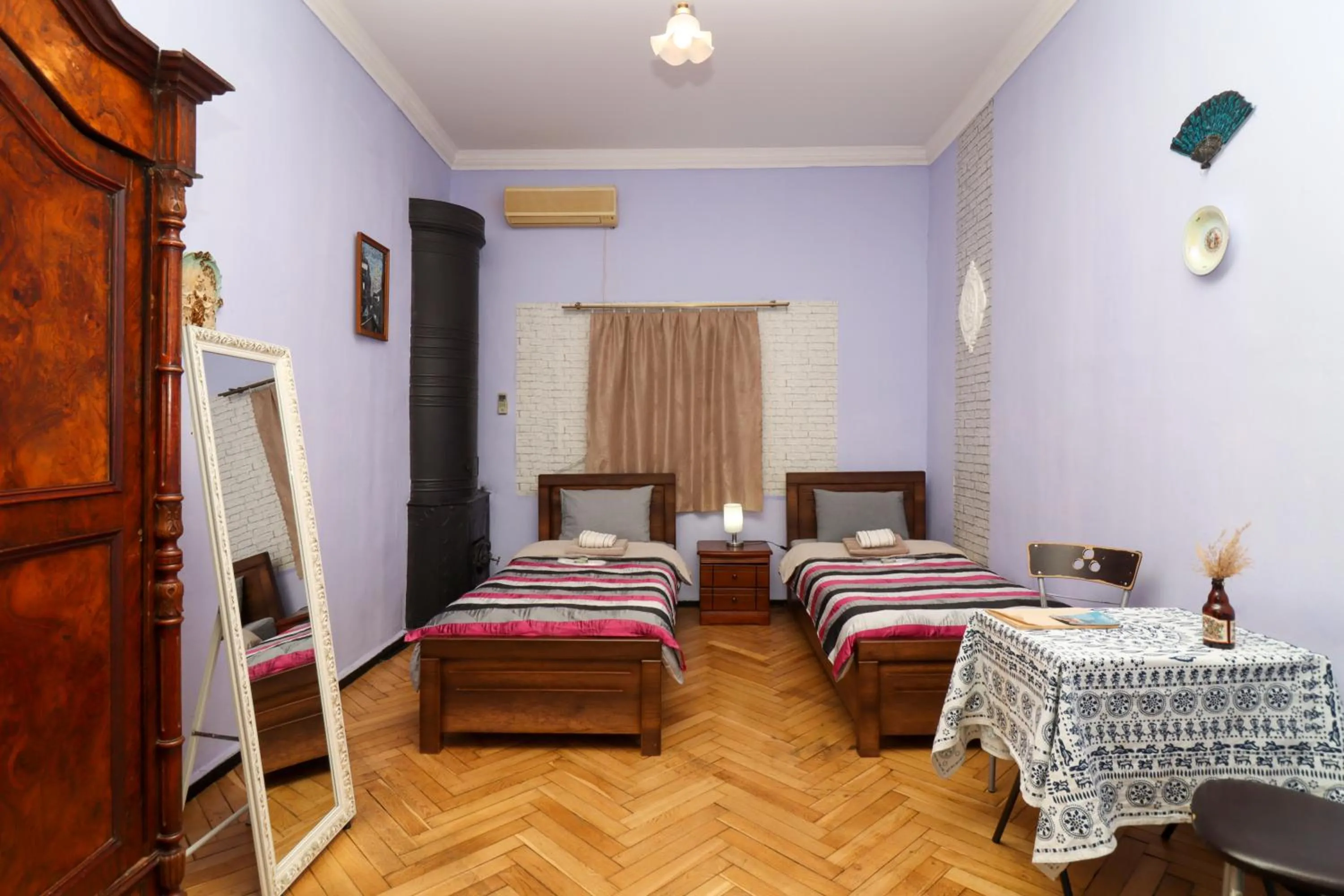 Bedroom, Bed in Leon Rooms