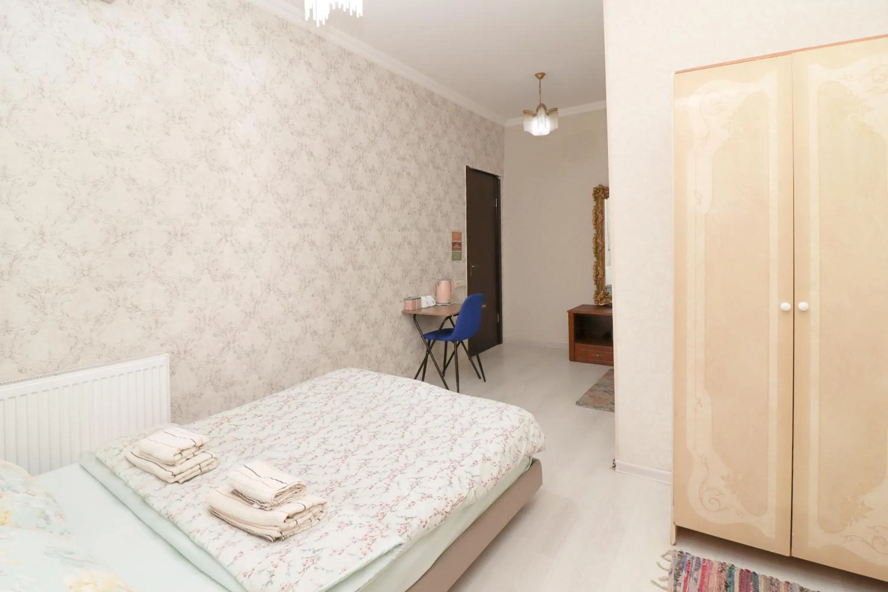 Bedroom, Bed in Leon Rooms