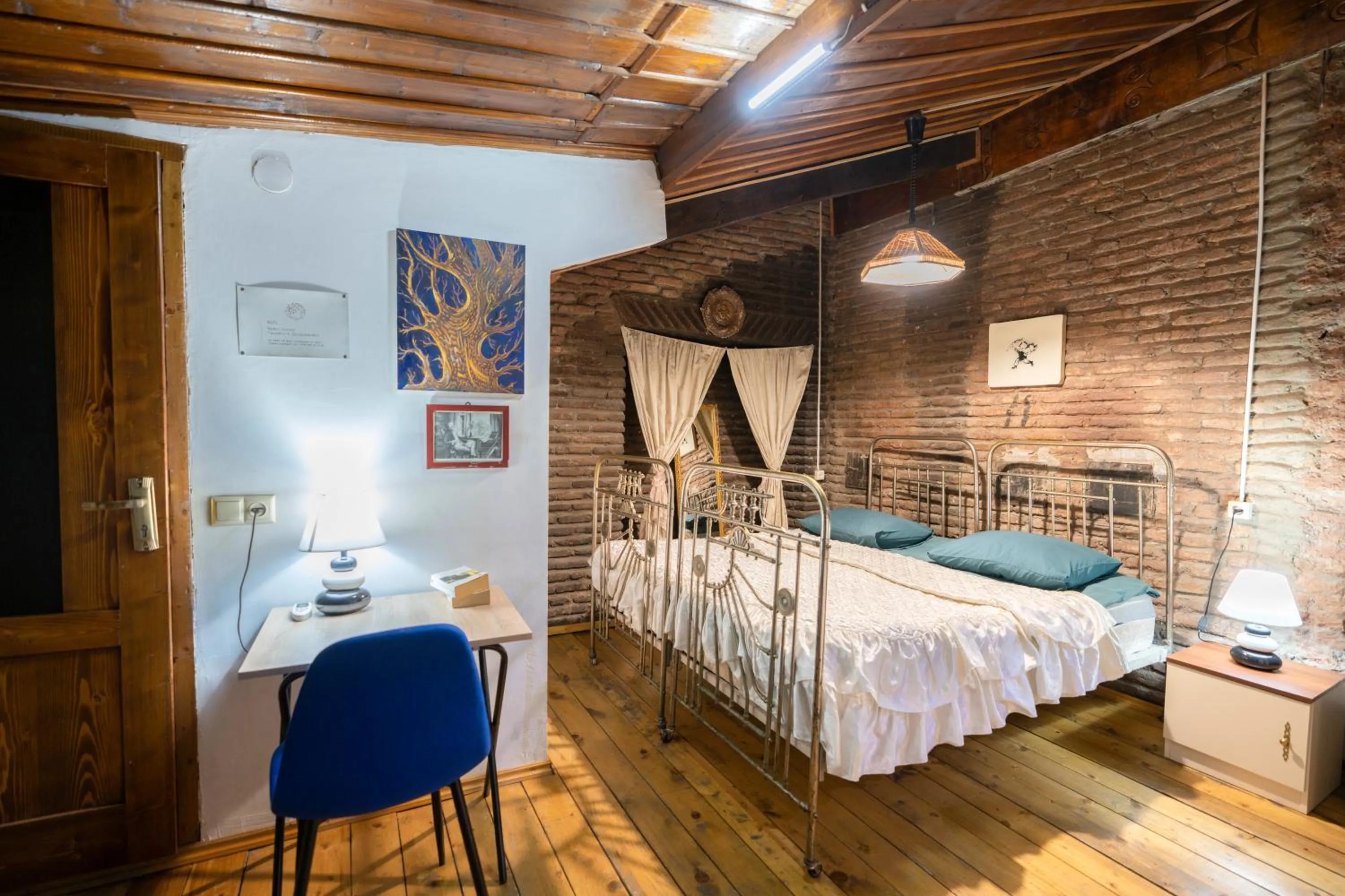 Bedroom, Bed in Leon Rooms