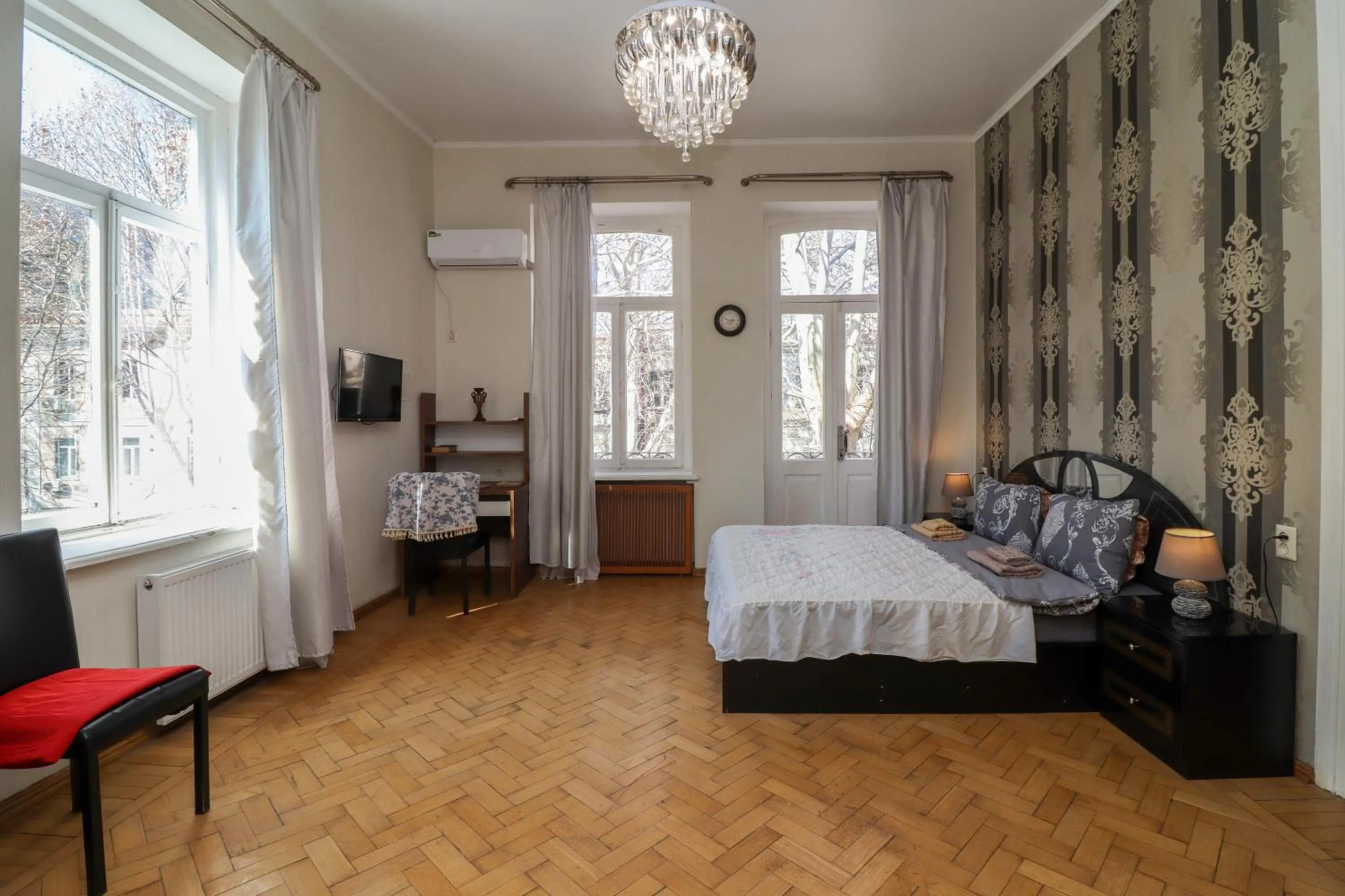 Bedroom, Bed in Leon Rooms