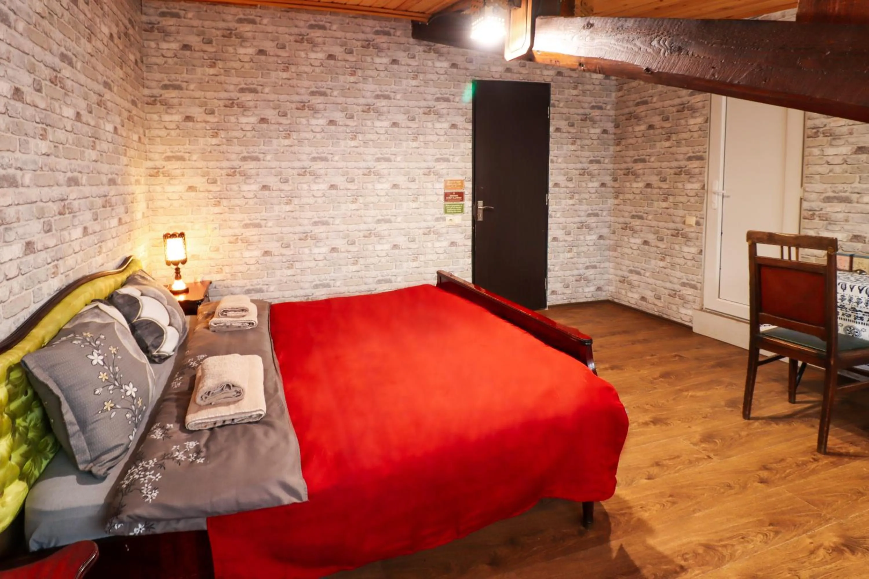 Bedroom, Bed in Leon Rooms