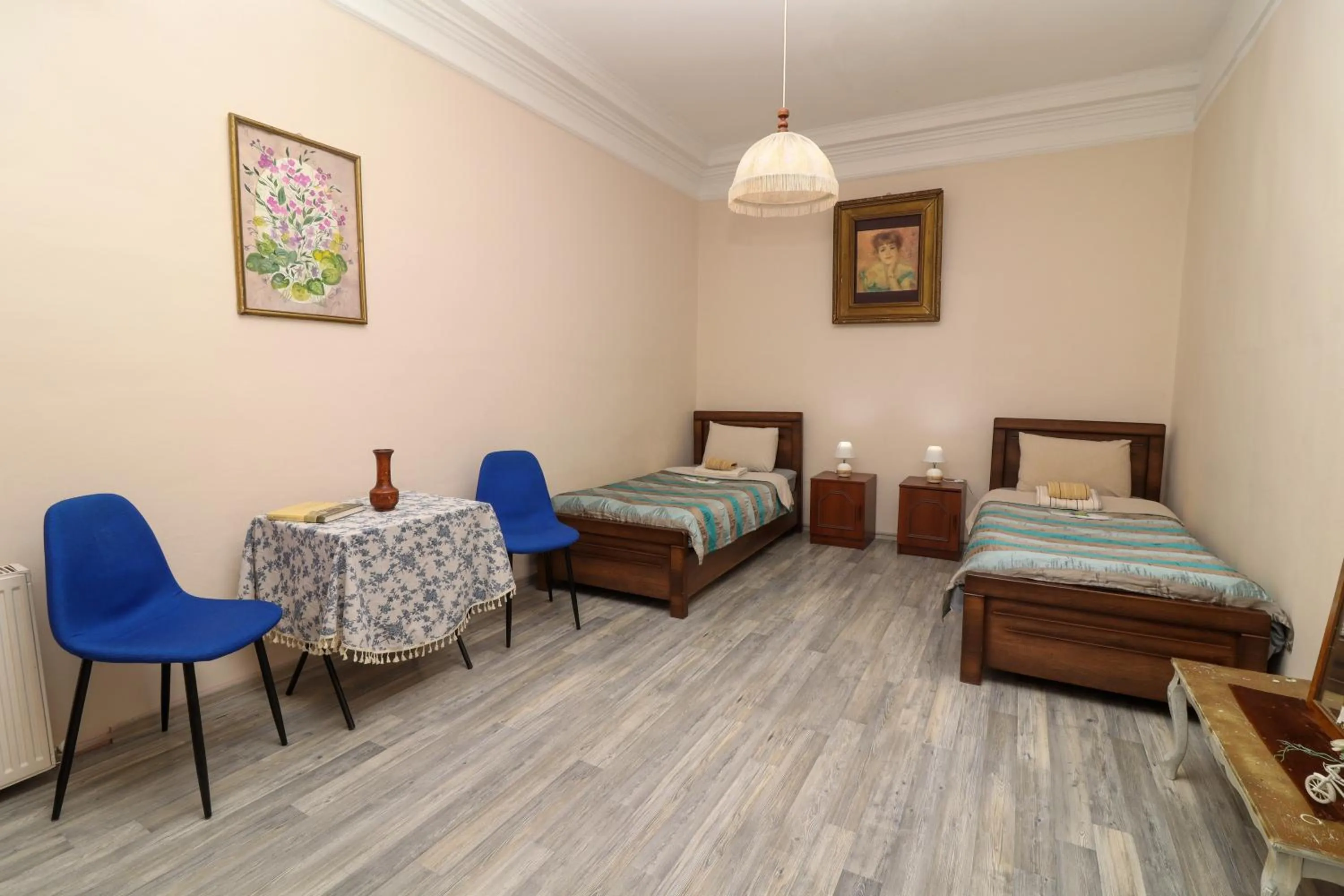 Bedroom, Bed in Leon Rooms