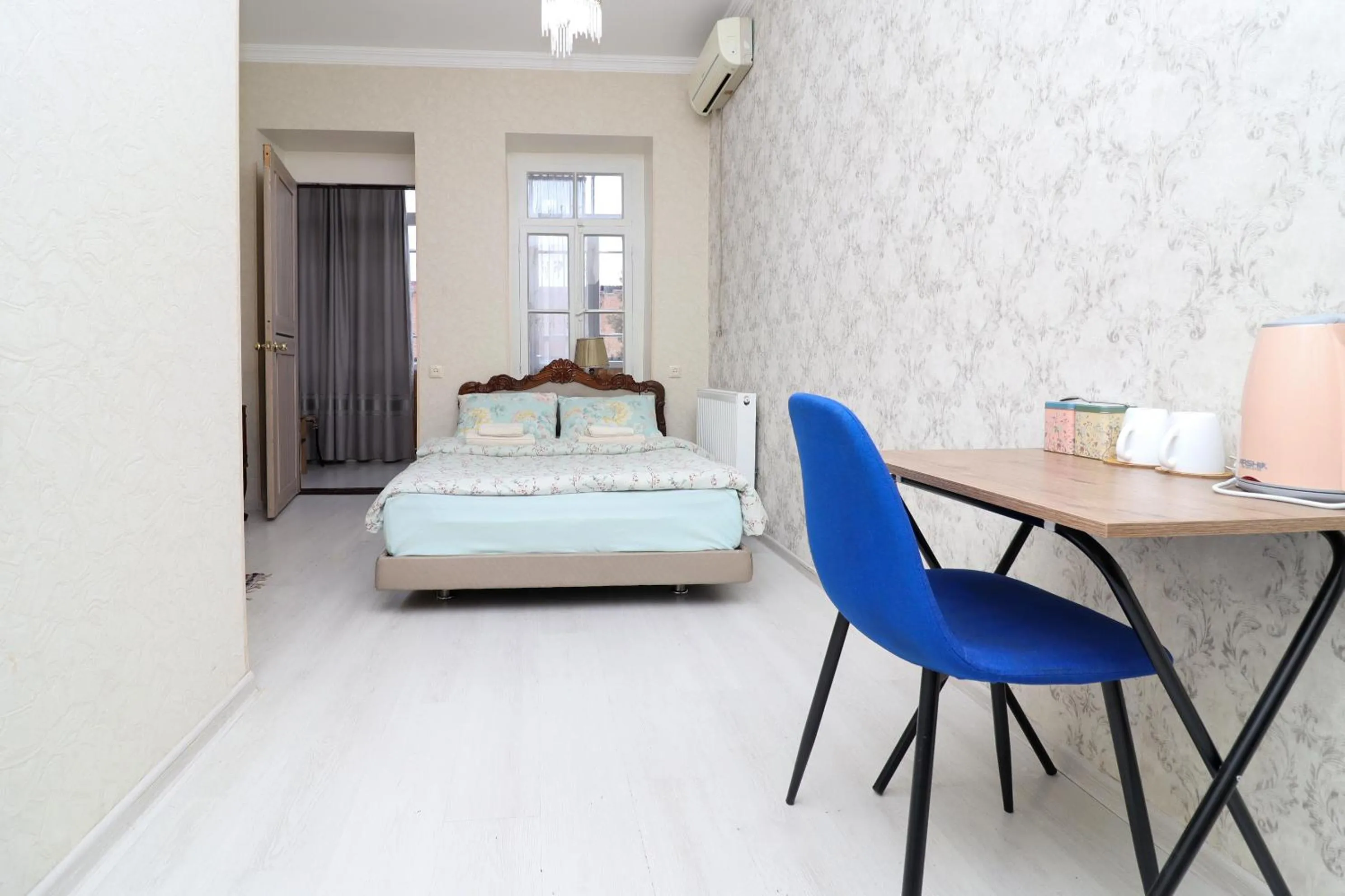 Bedroom, Bed in Leon Rooms