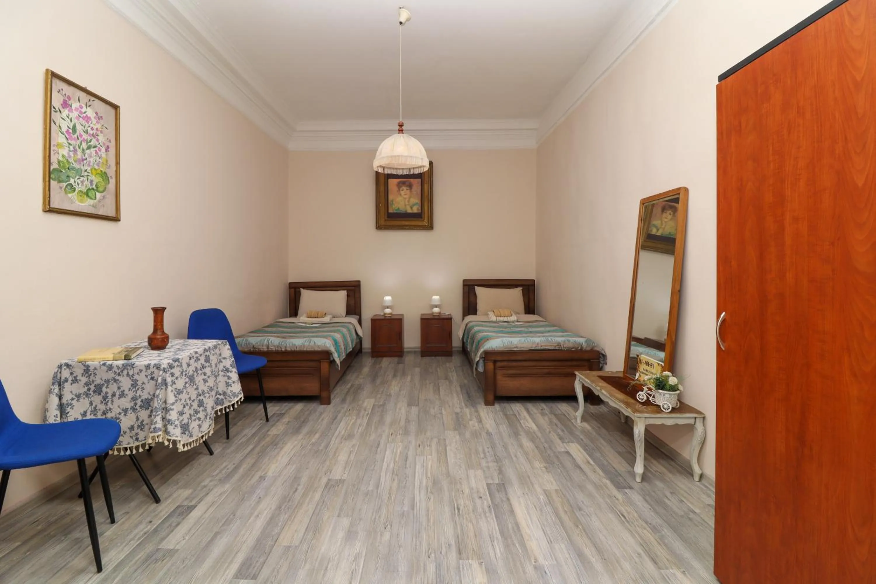 Bedroom, Bed in Leon Rooms
