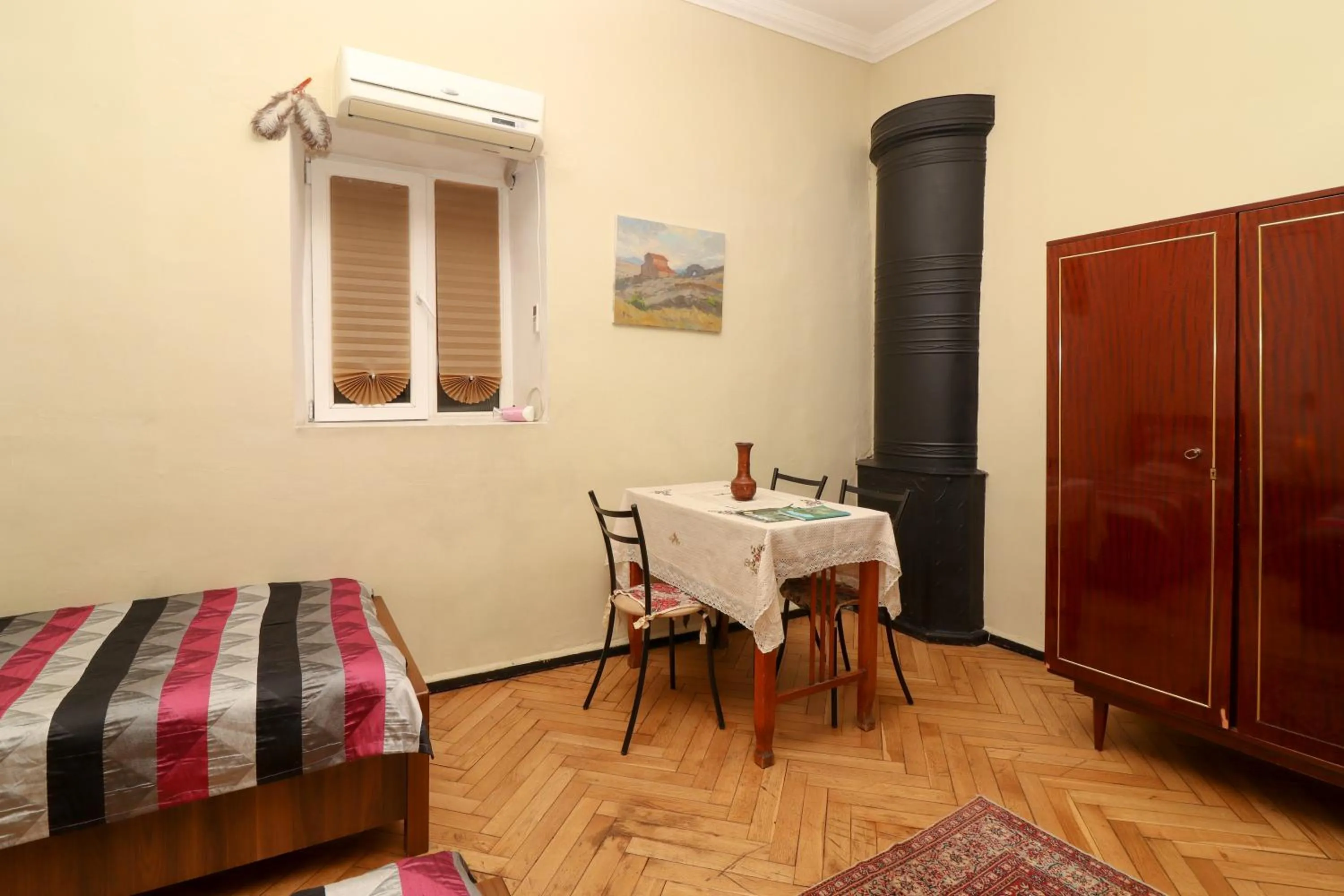 Bedroom, Bed in Leon Rooms