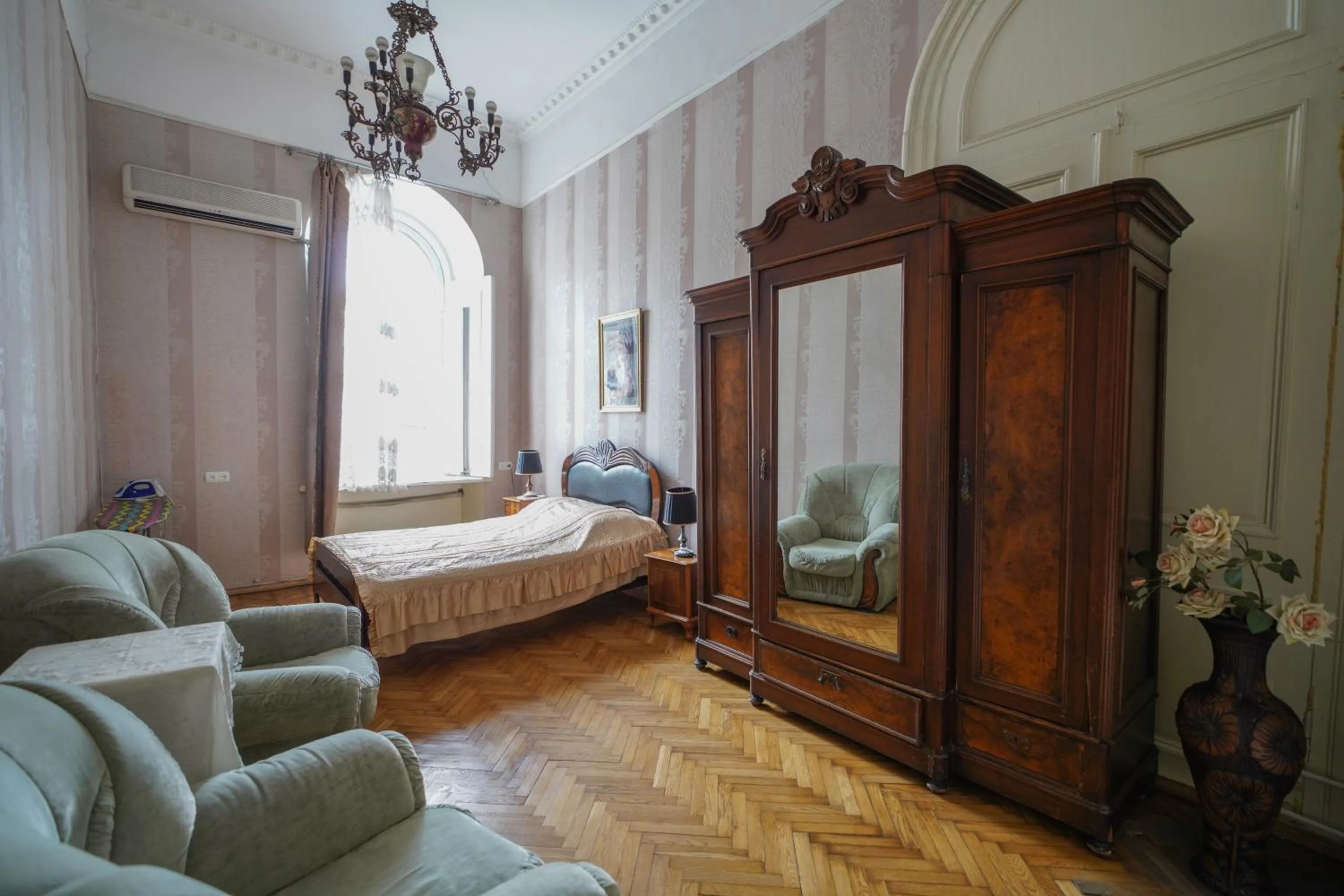 Bedroom, Bed in Leon Rooms