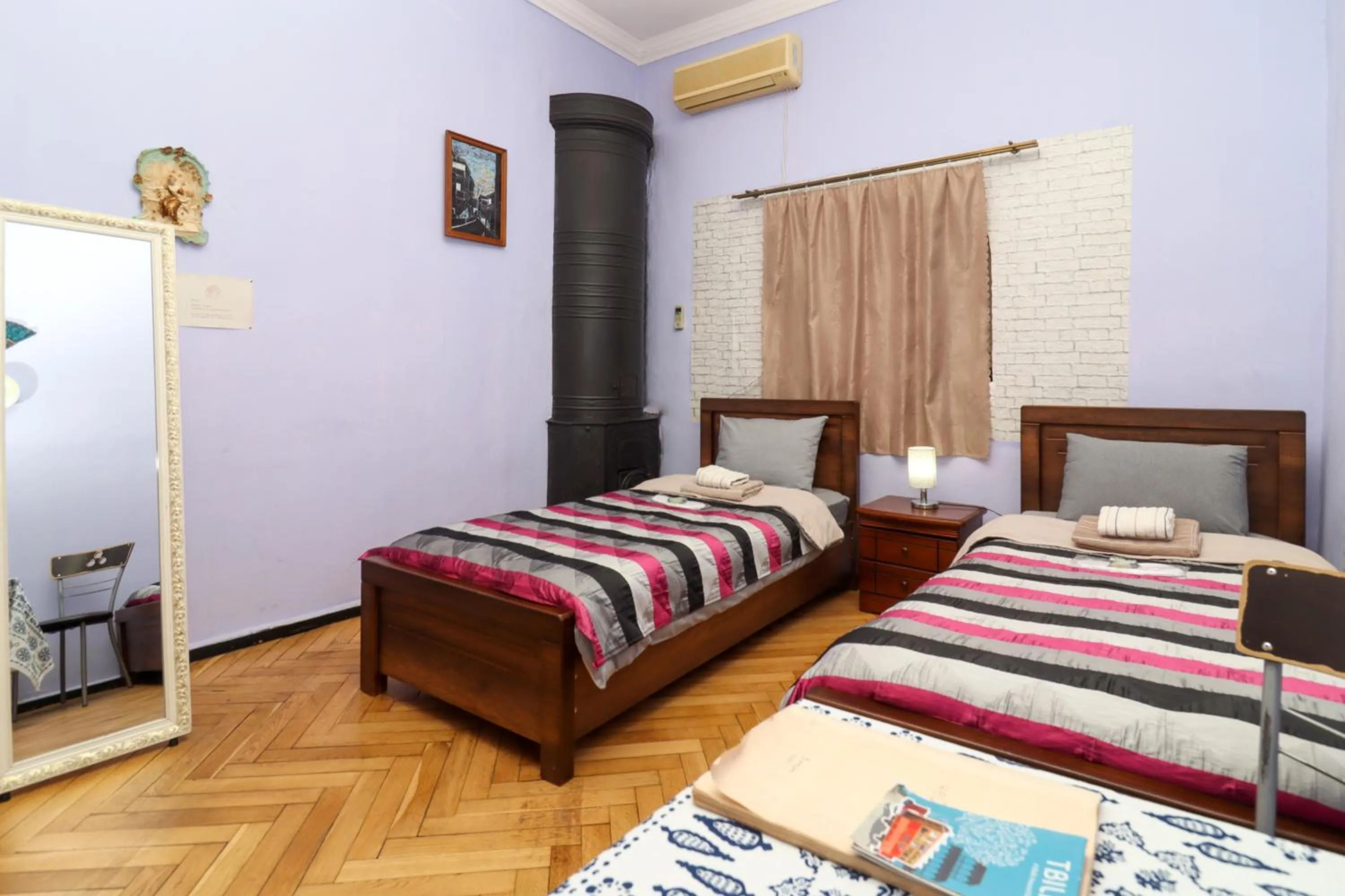 Bedroom, Bed in Leon Rooms