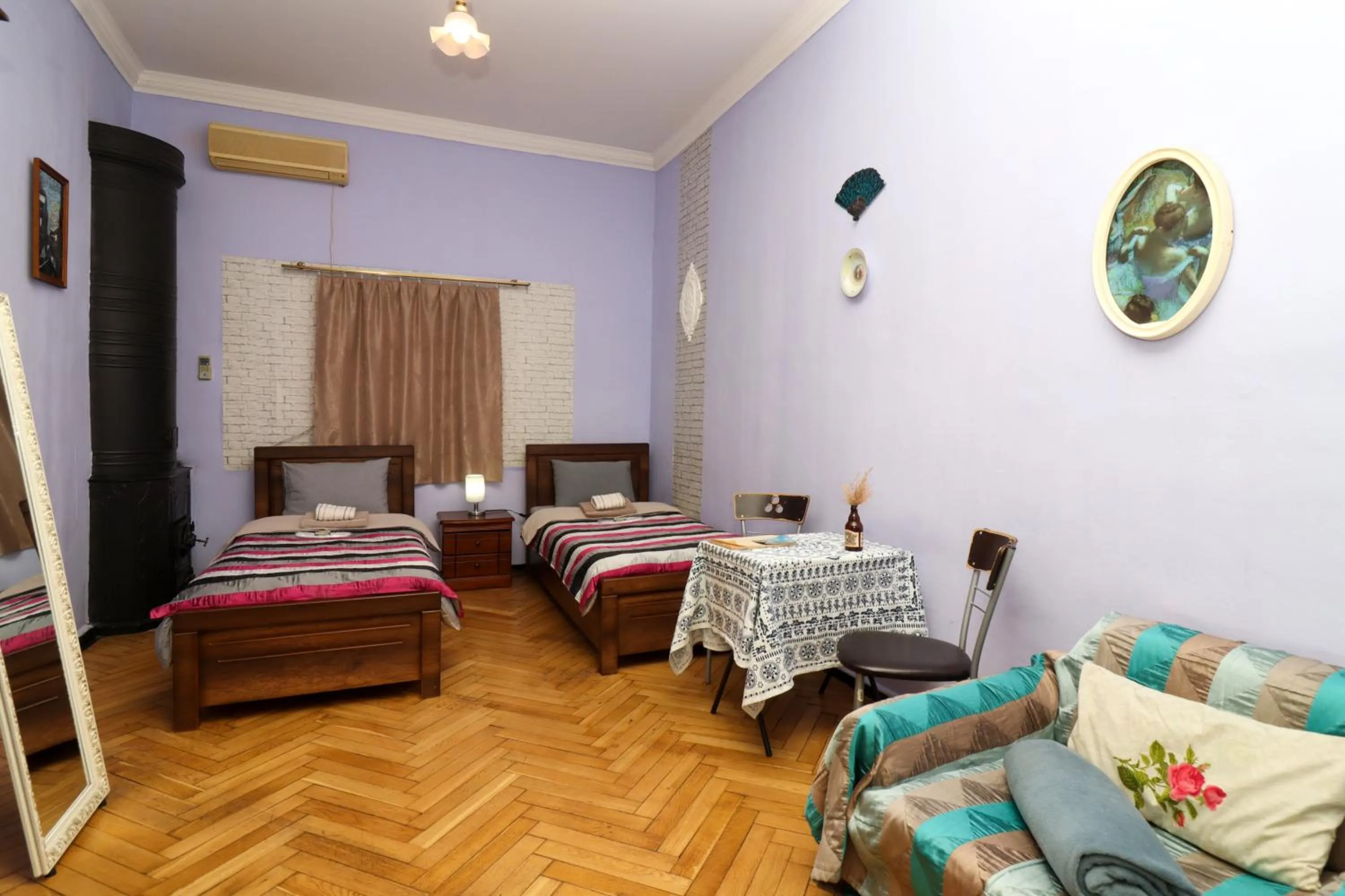 Bedroom, Bed in Leon Rooms