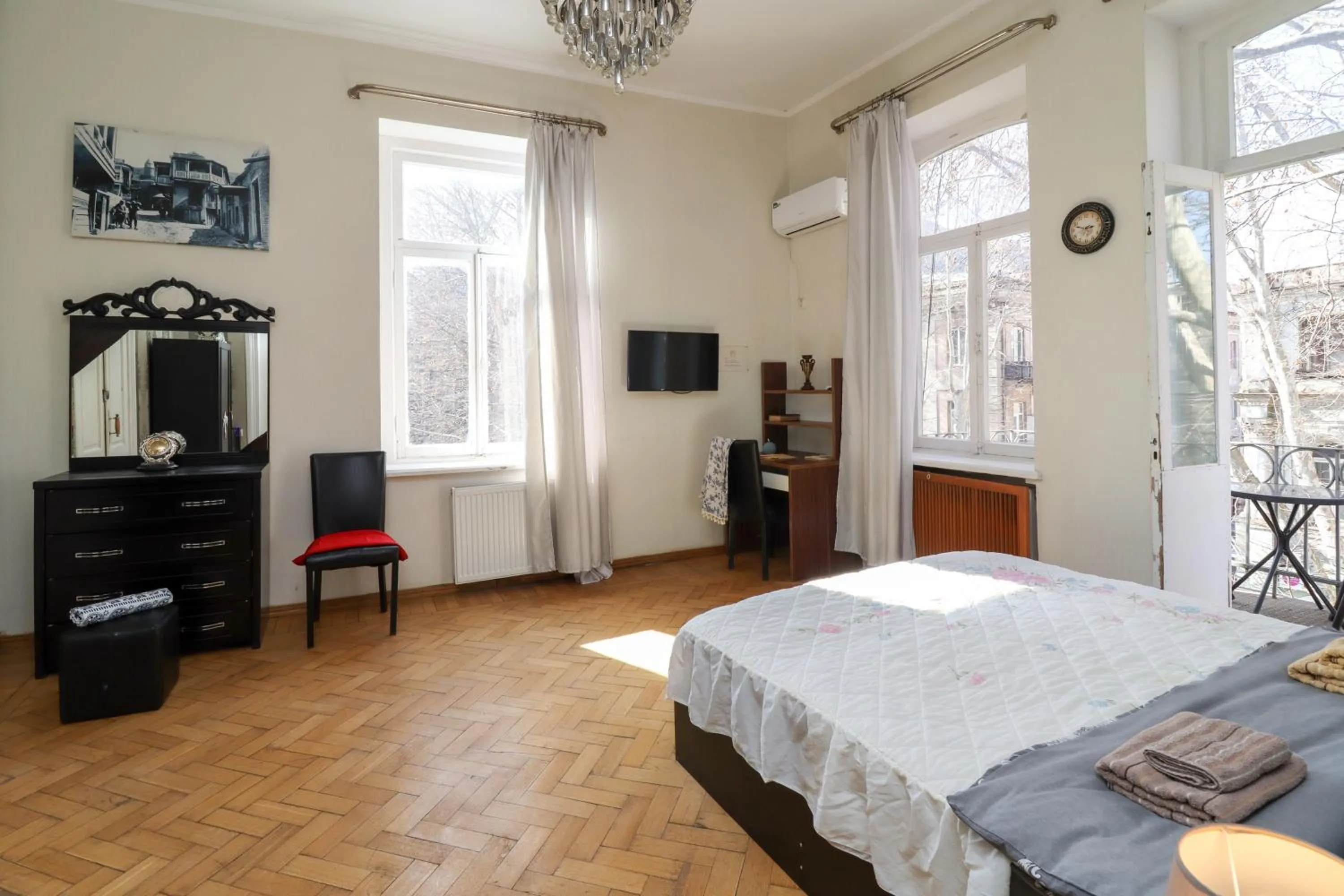 Bedroom, Bed in Leon Rooms