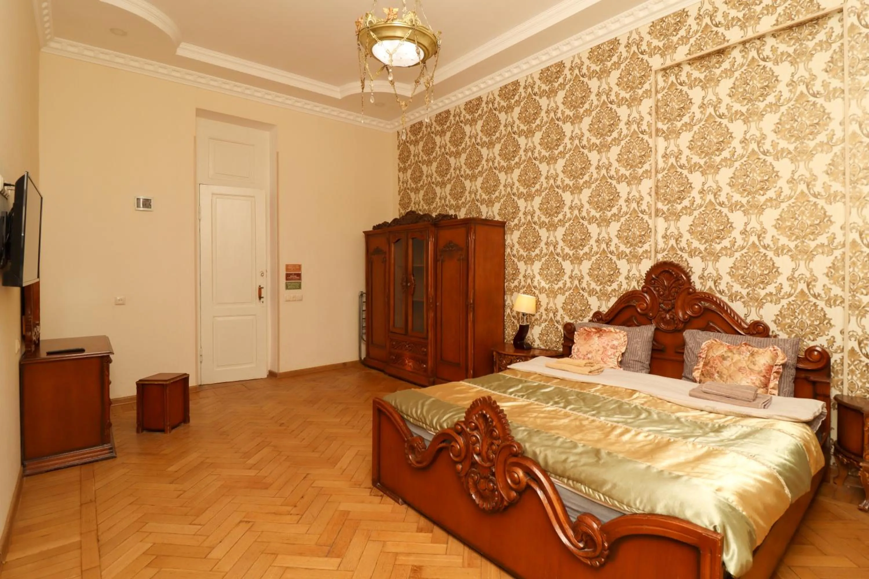 Bedroom, Bed in Leon Rooms
