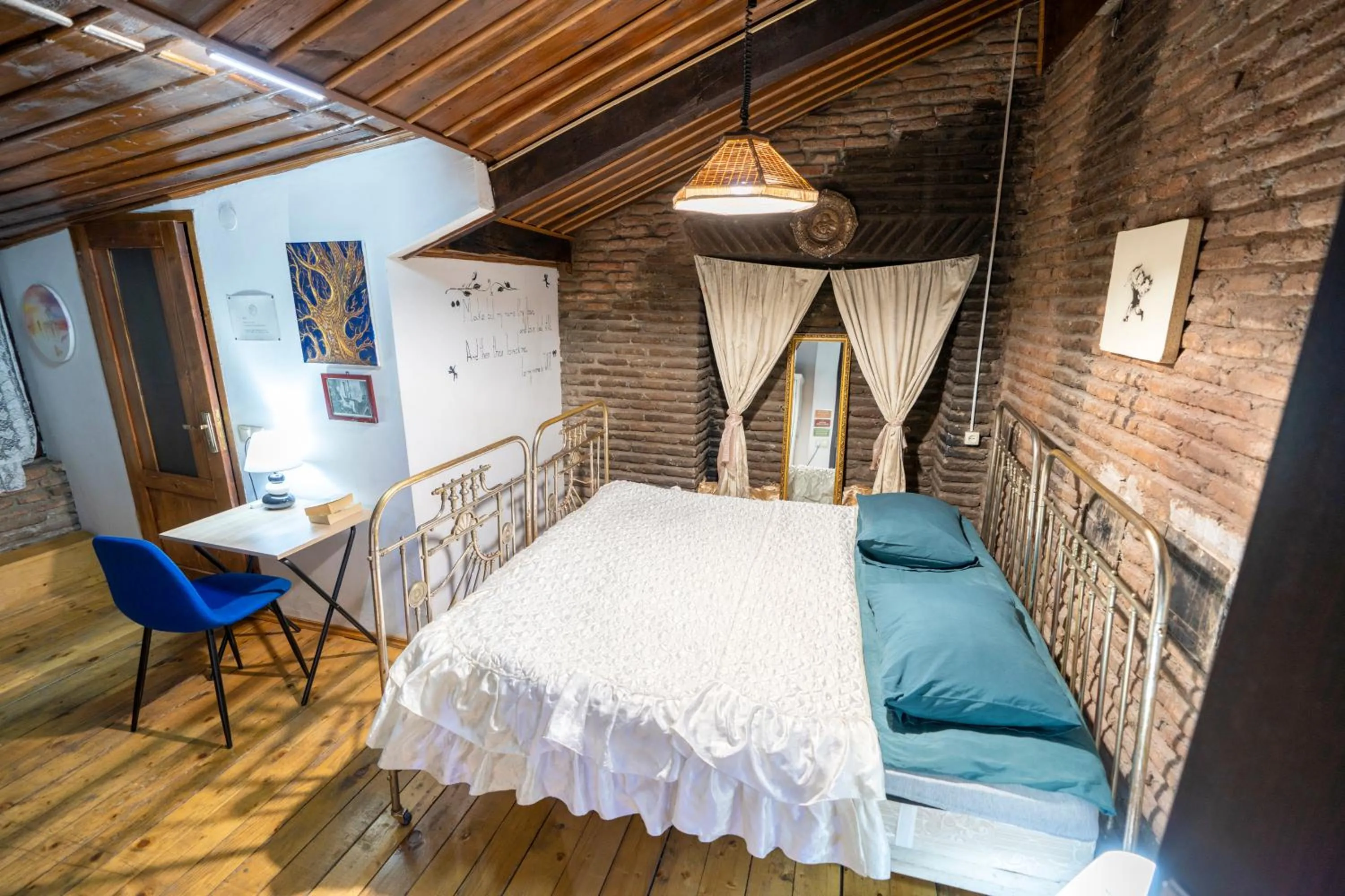 Bedroom, Bed in Leon Rooms