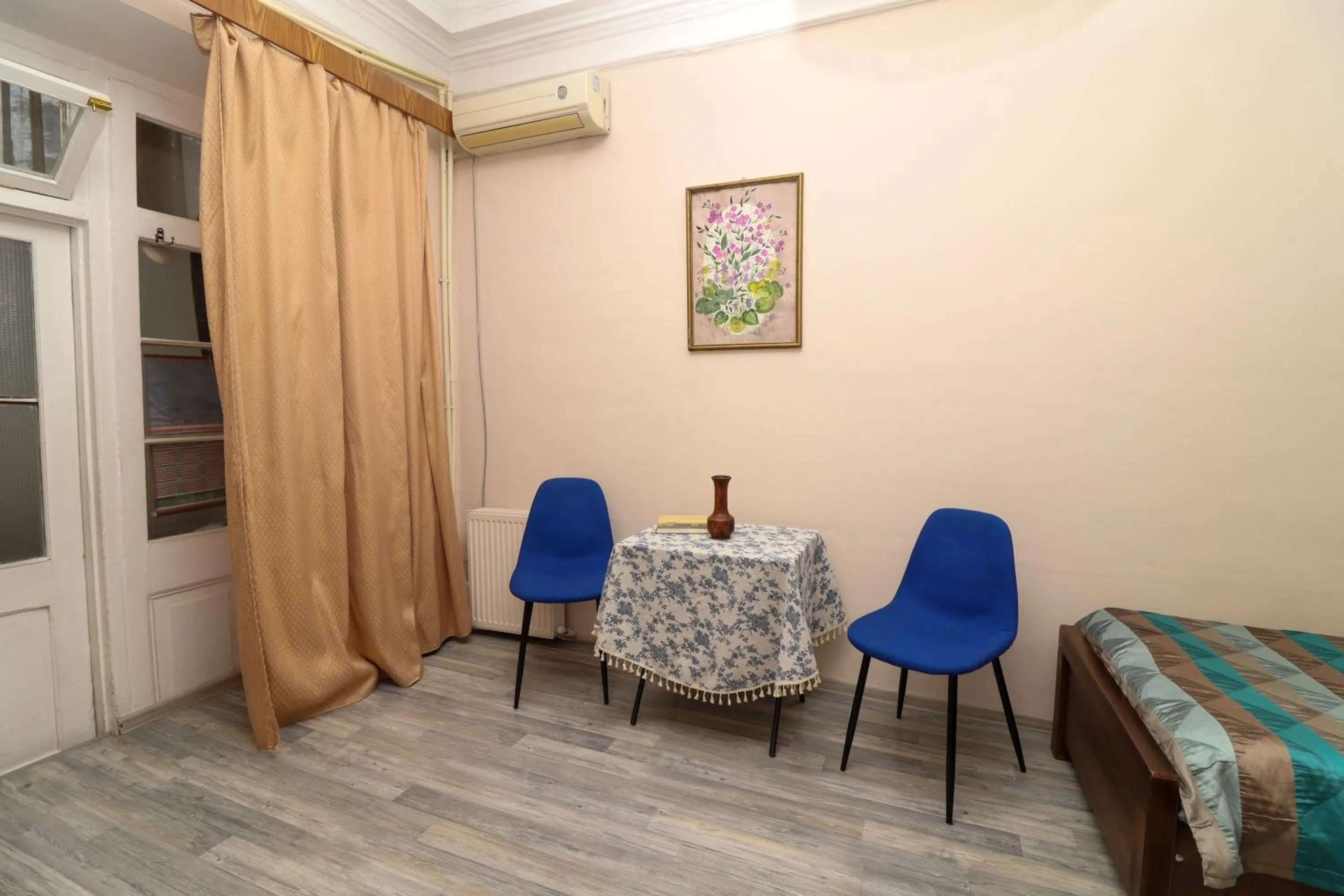 Seating area in Leon Rooms