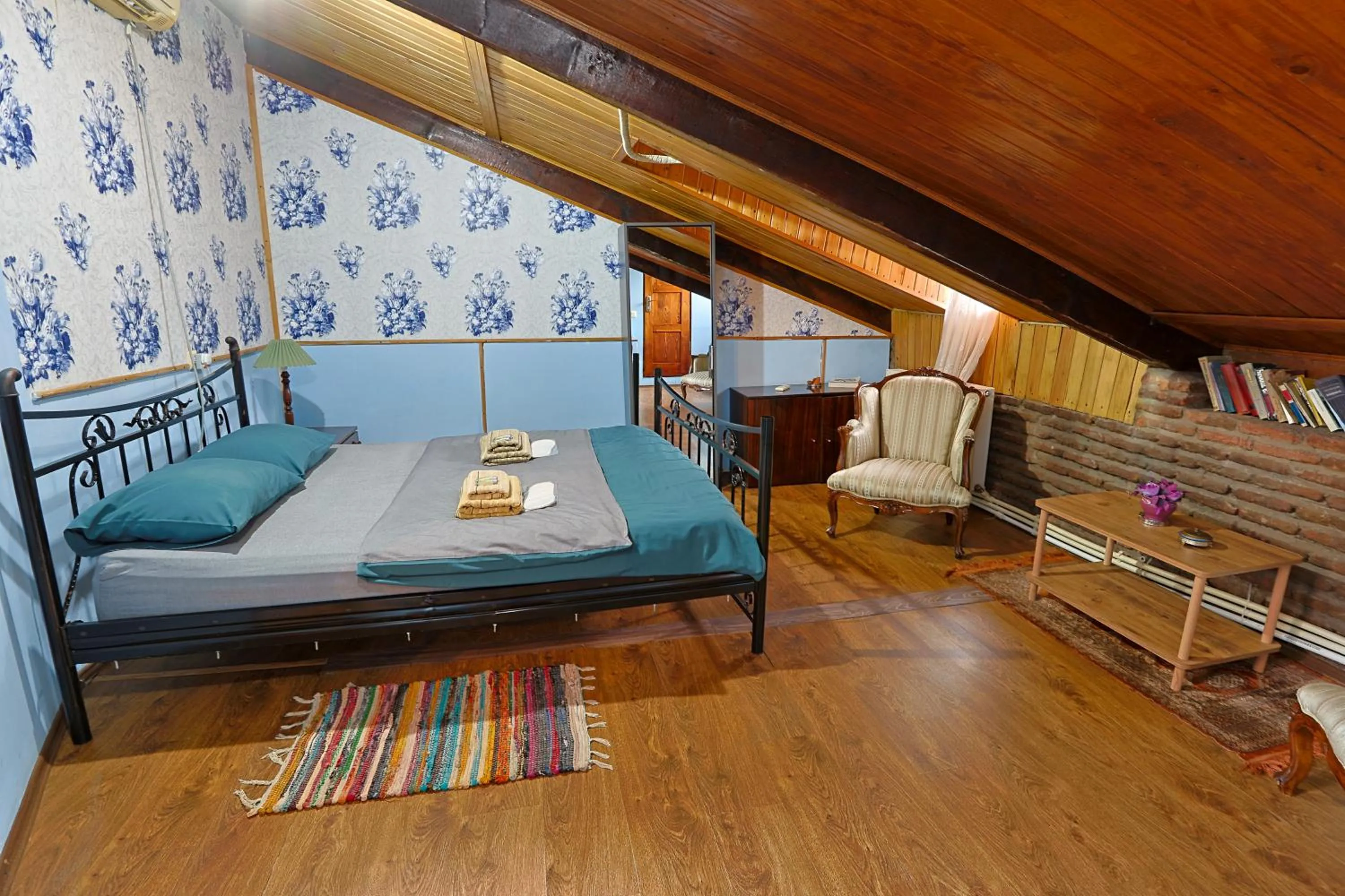 Bedroom, Bed in Leon Rooms